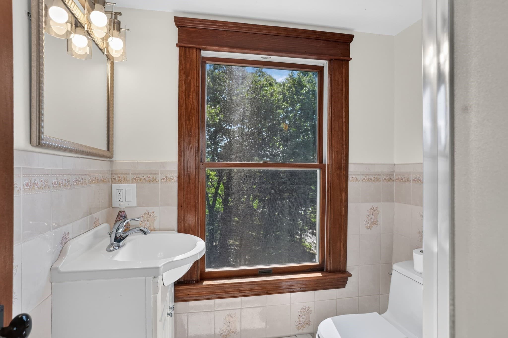 Single Family Residence at 82 N Quinsigamond Ave, Shrewsbury MA 01545, Shrewsbury, photo 14 of 41