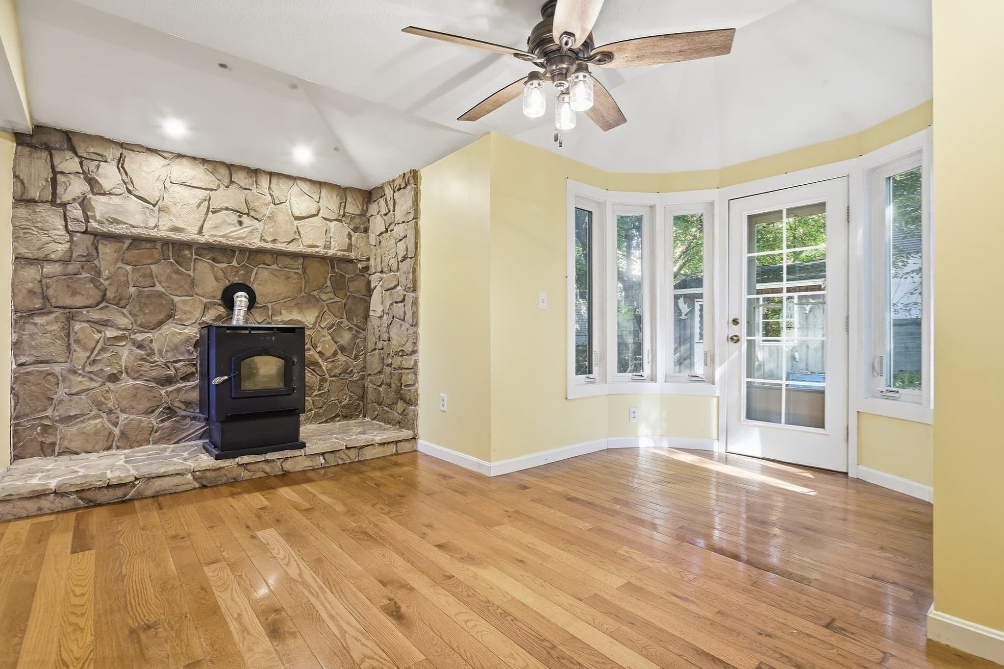 Single Family Residence at 141 Long Pond Dr, Dracut MA 01826, Dracut, photo 17 of 28