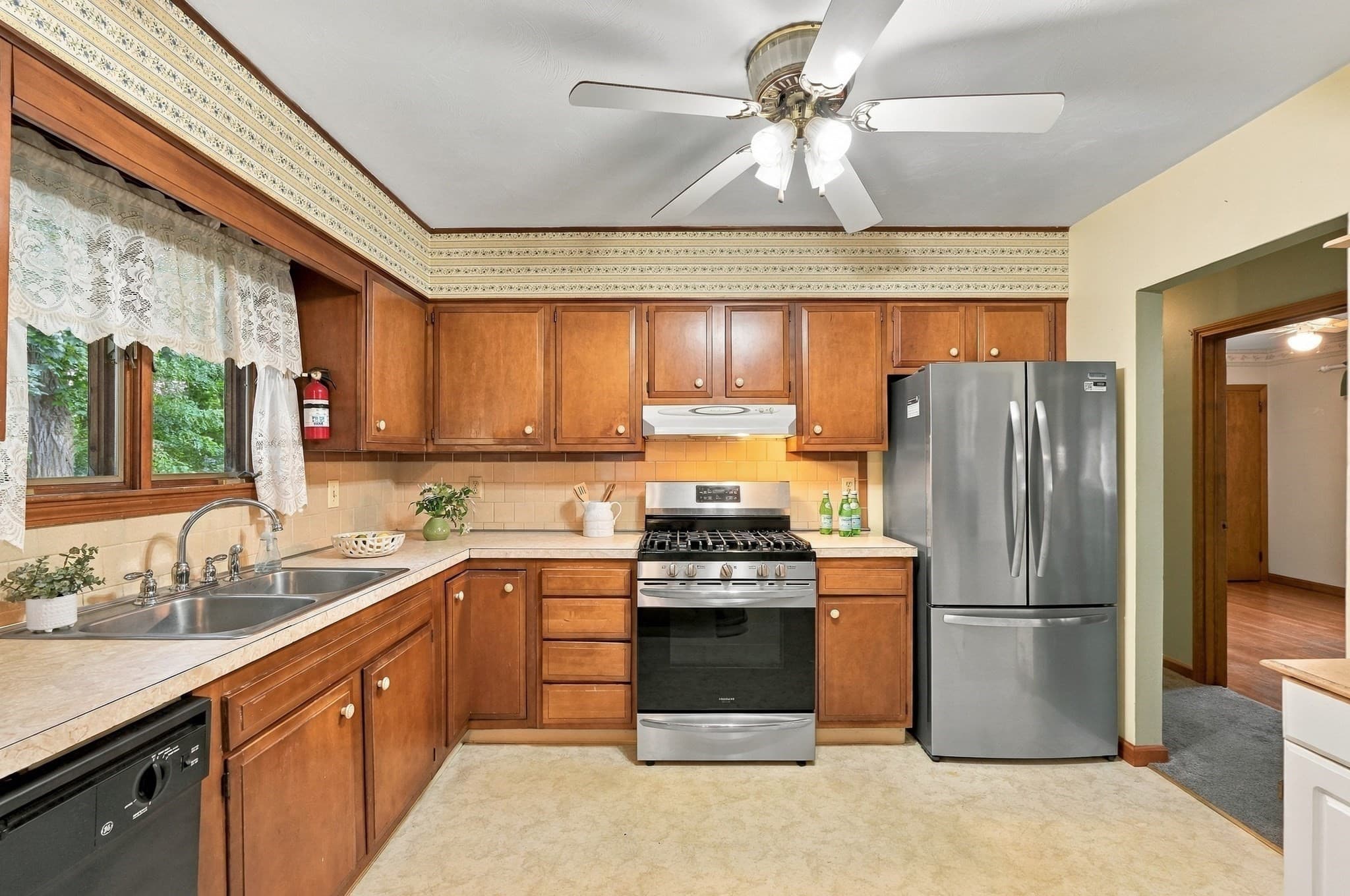 Single Family Residence at 6 Lincoln Dr, Fairhaven MA 02719, Fairhaven, photo 10 of 40