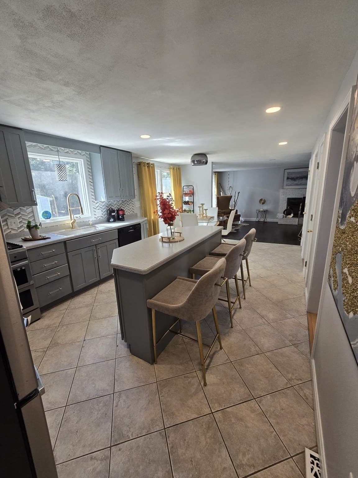 Single Family Residence at 20 Farm Pond Rd, Dracut MA 01826, Dracut, photo 6 of 36