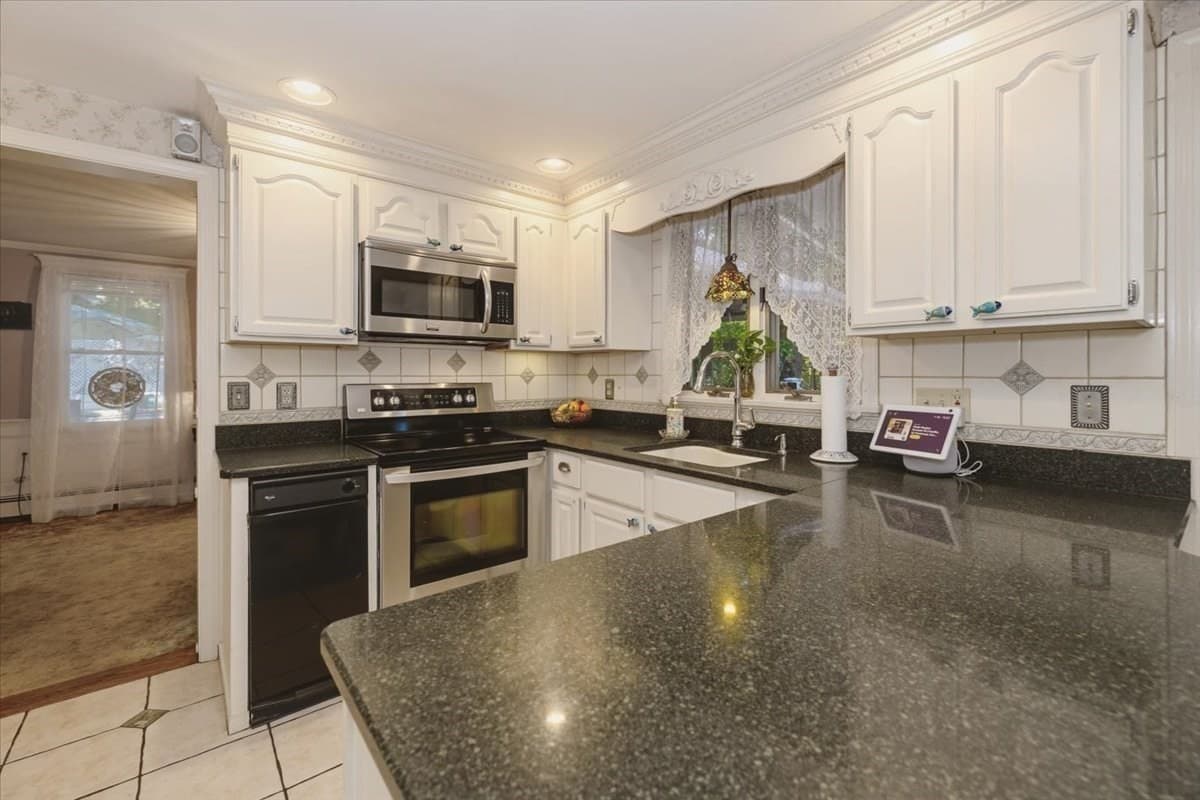 Single Family Residence at 4 Brierwood Ct, Gloucester MA 01930, Gloucester, photo 13 of 37