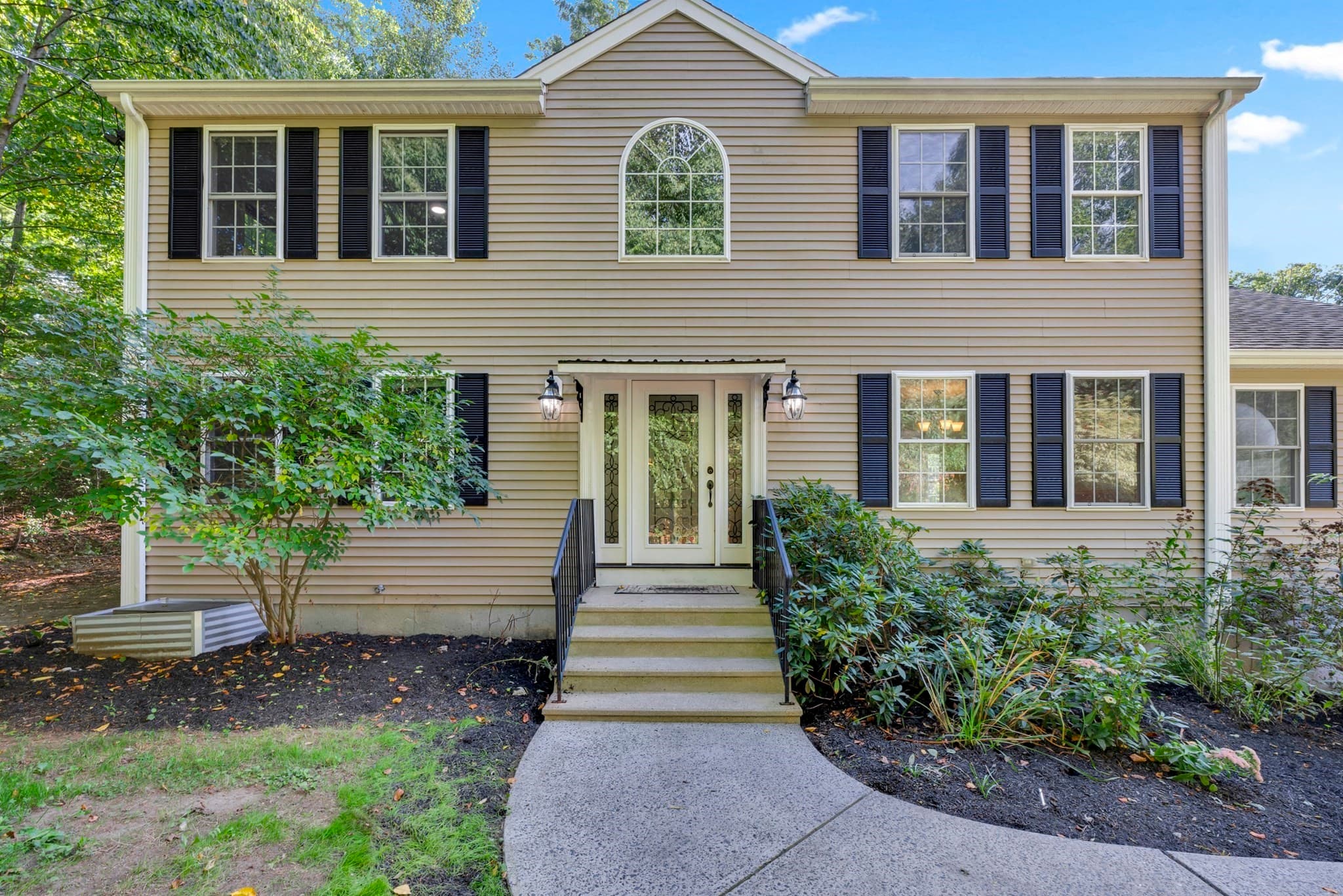 65 Charlton Rd, Dudley MA 01571
