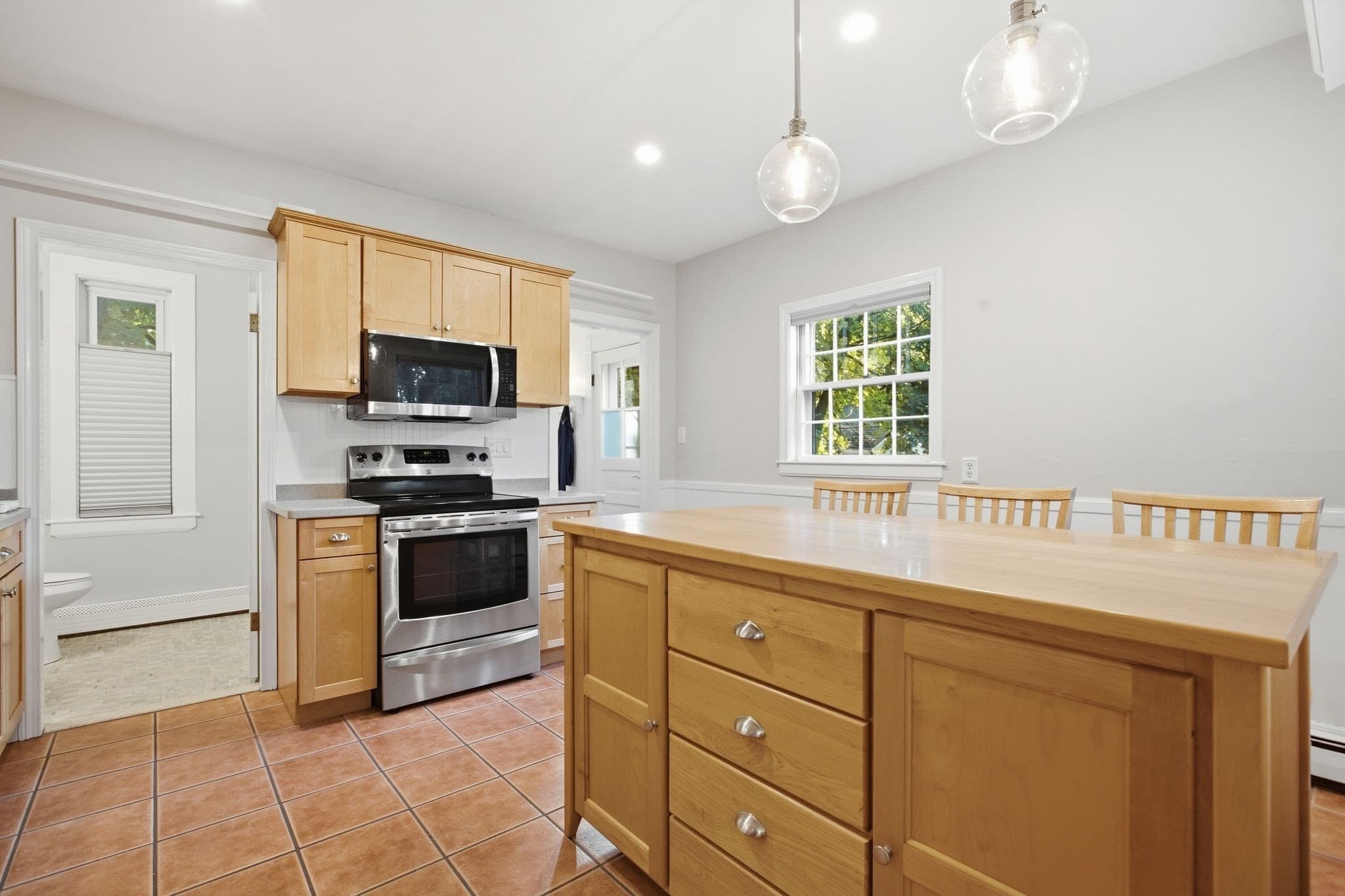 Single Family Residence at 10 Eaton St, Reading MA 01867, Reading, photo 12 of 34