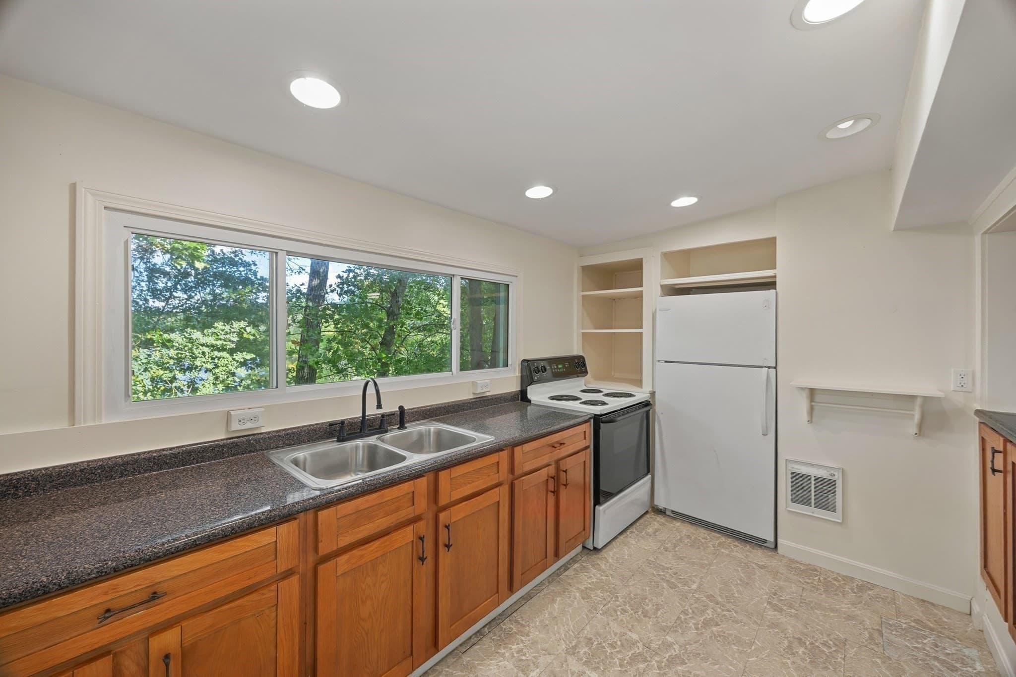 Single Family Residence at 21 Faulkner Rd, Grafton MA 01536, Grafton, photo 13 of 26