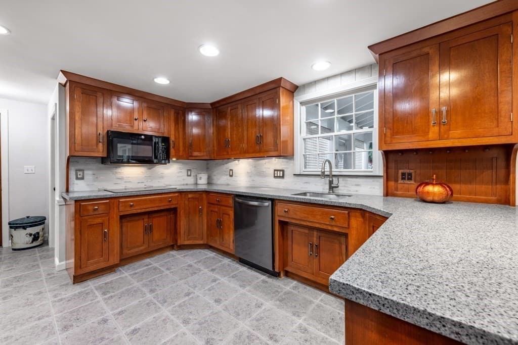 Single Family Residence at 2 Rosemary Ave, Wakefield MA 01880, Wakefield, photo 9 of 42