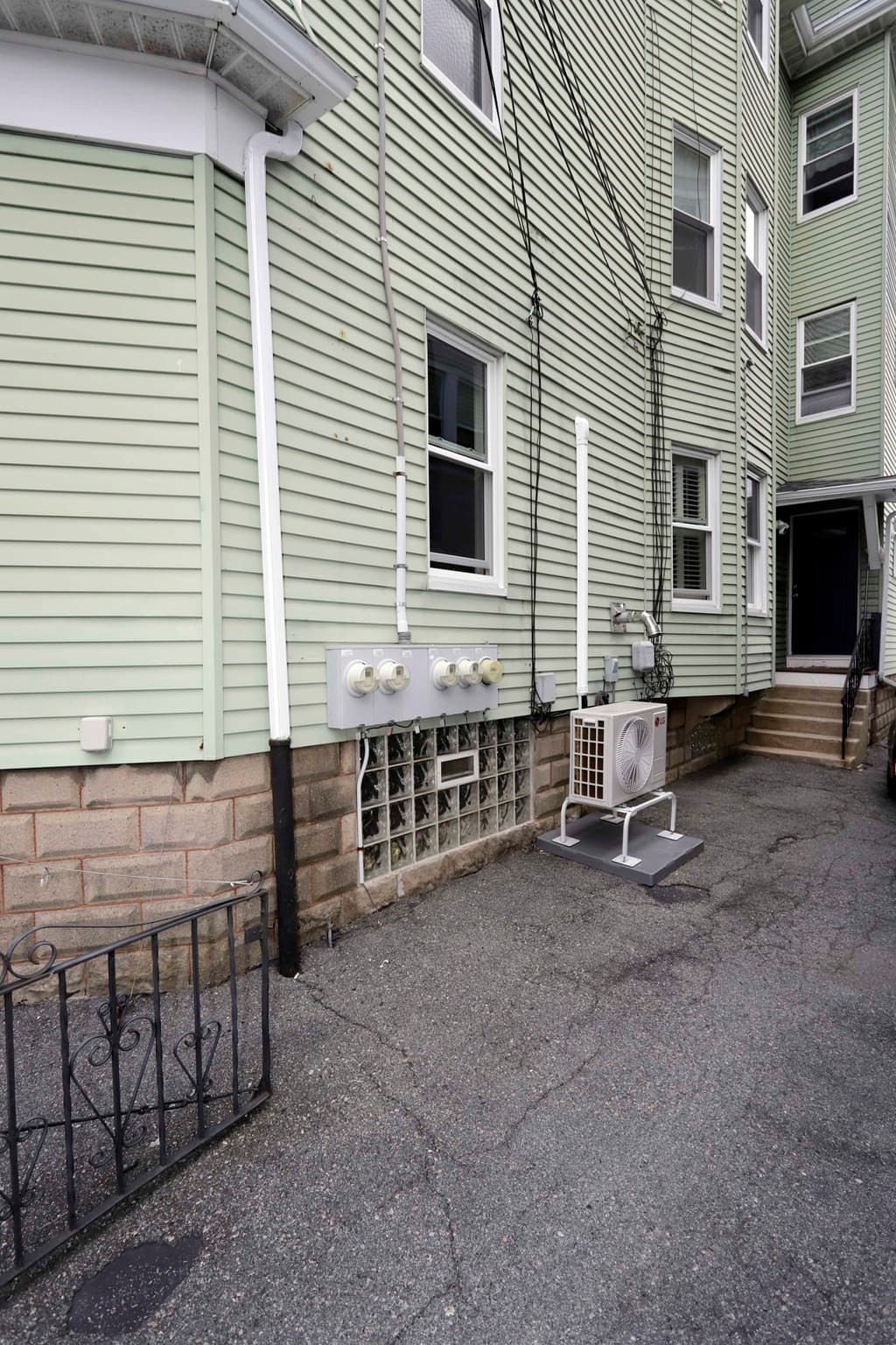 4 Family at 60 Briggs St, New Bedford MA 02740, New Bedford, photo 5 of 42