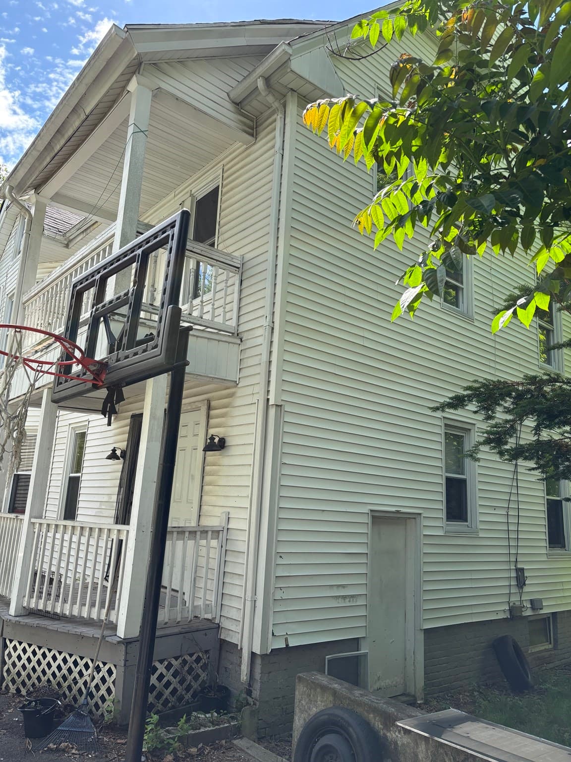 Attached (Townhouse/Rowhouse/Duplex) at 140 Yale St # 1, Springfield MA 01109, photo 2 of 9