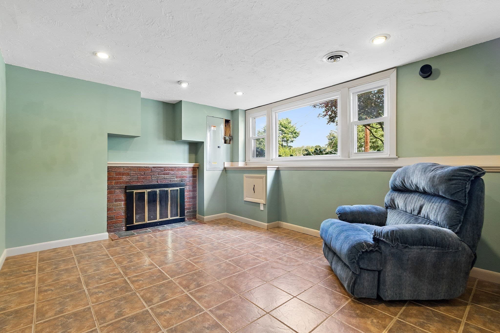 Single Family Residence at 21 Puddingstone Ln, Bellingham MA 02019, Bellingham, photo 16 of 30