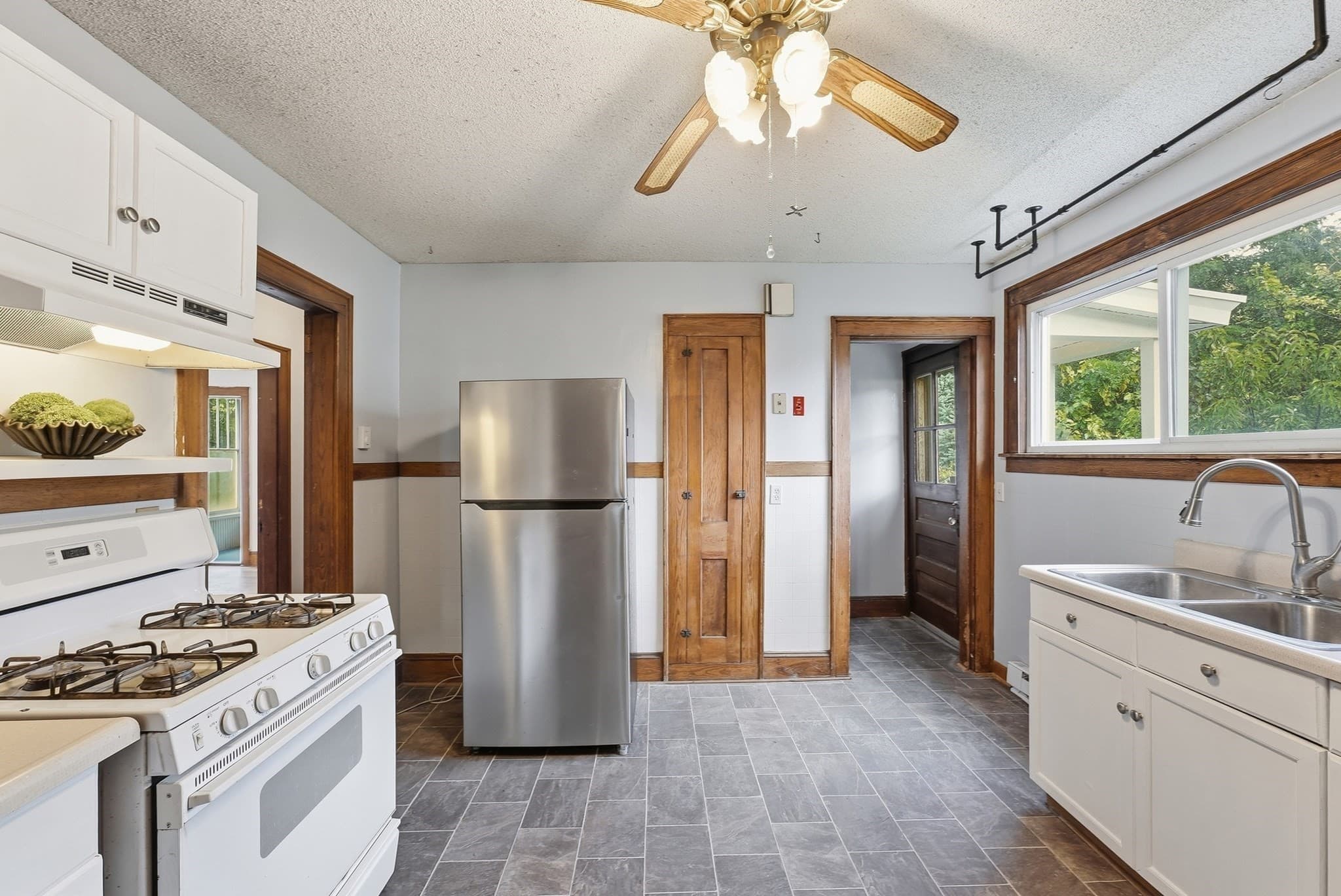 Single Family Residence at 31 Gates St, Holyoke MA 01040, Holyoke, photo 11 of 41