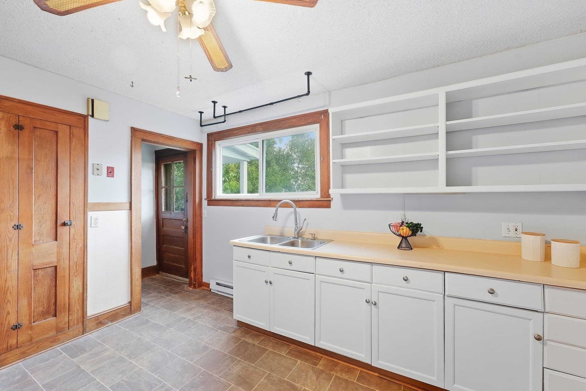 Single Family Residence at 31 Gates St, Holyoke MA 01040, Holyoke, photo 8 of 41