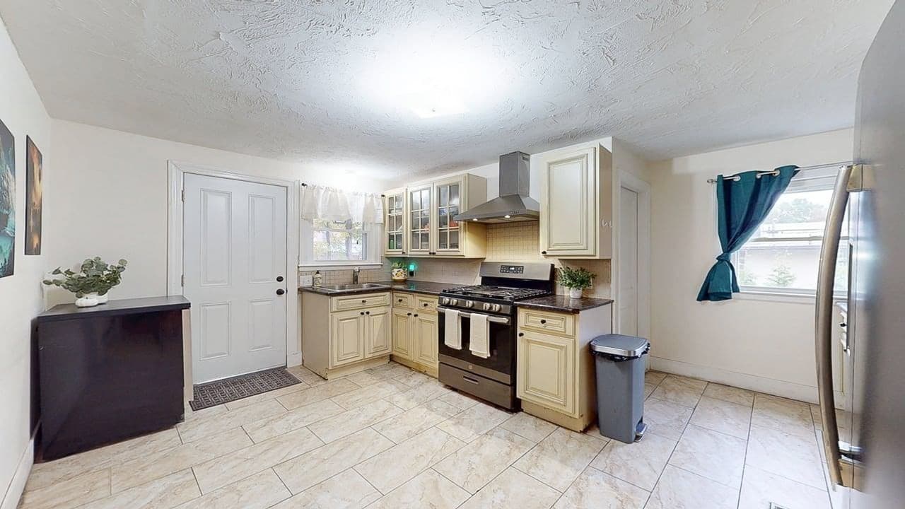 Single Family Residence at 4 Pomona Rd, Worcester MA 01602, Worcester, photo 5 of 37