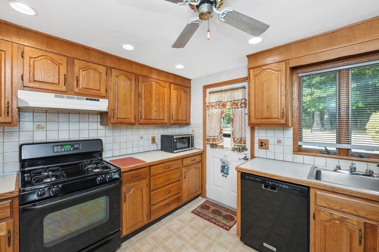 Single Family Residence at 195 Temple Road, Waltham MA 02452, Waltham, photo 21 of 33