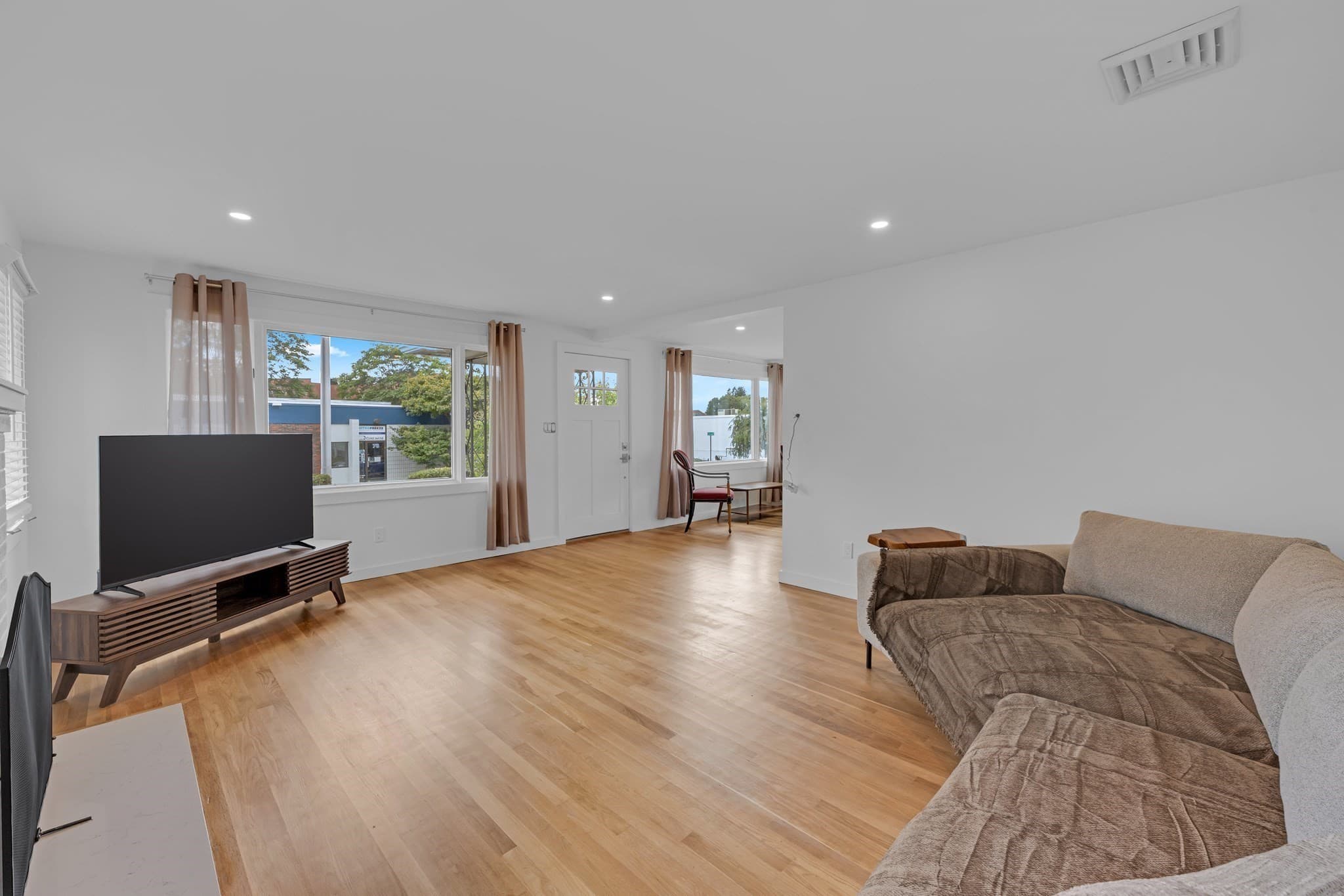 Single Family Residence at 79 Chilmark St, Worcester MA 01604, Worcester, photo 8 of 30