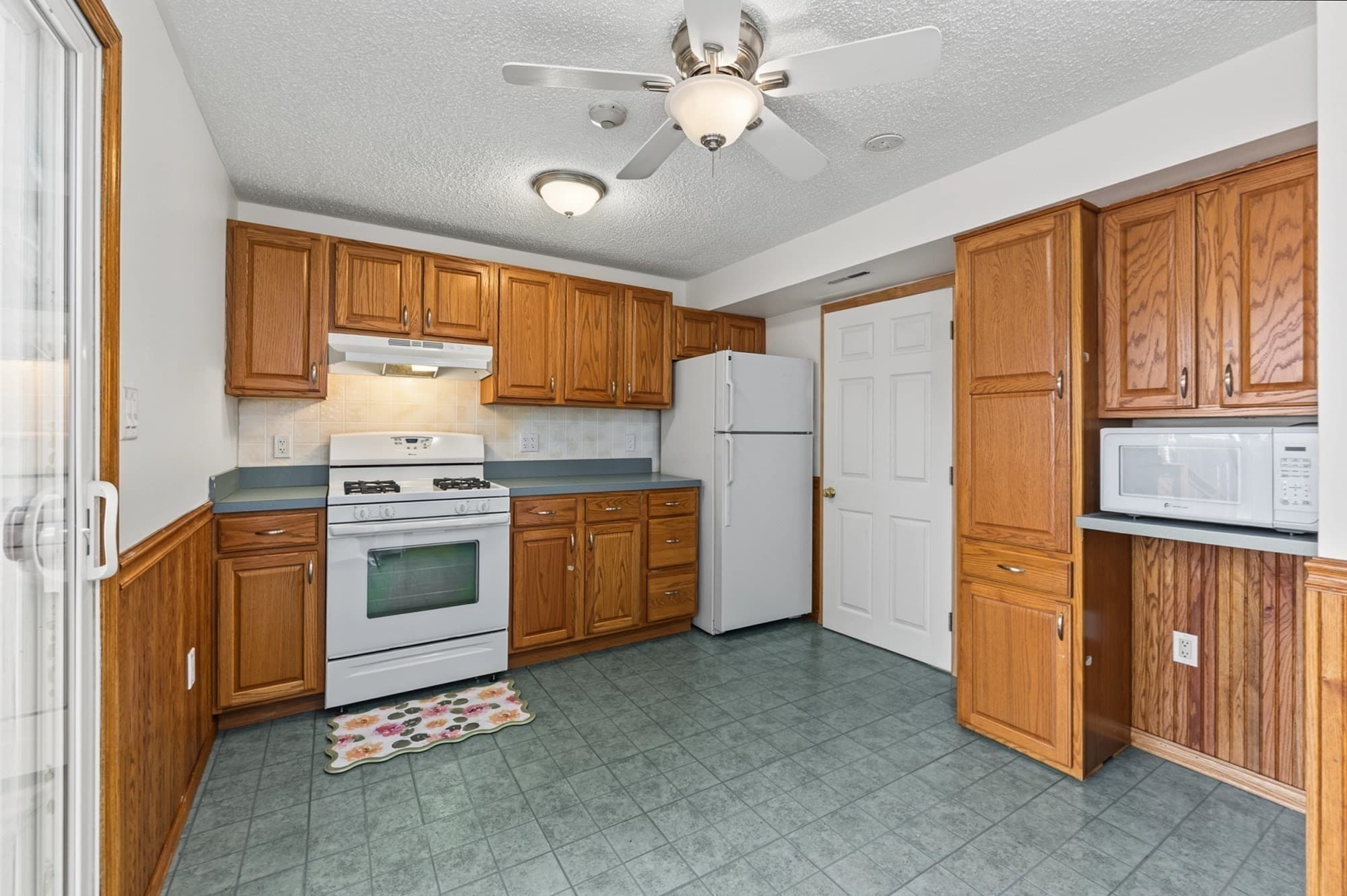 Condominium at 79 Arnold Ave # 79, Lowell MA 01852, Lowell, photo 10 of 33