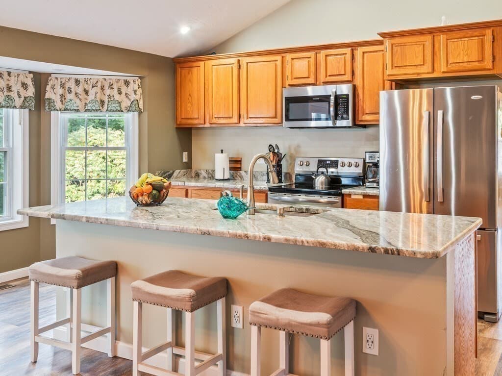 Single Family Residence at 37 Moreland Green Dr, Worcester MA 01609, Worcester, photo 2 of 38