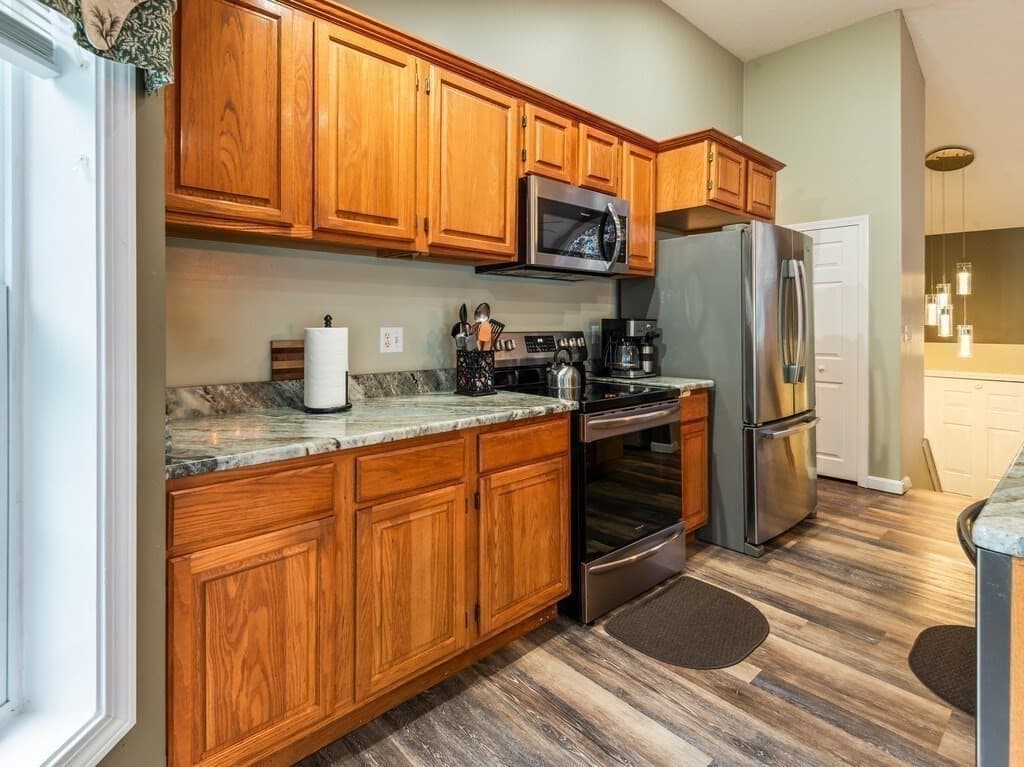 Single Family Residence at 37 Moreland Green Dr, Worcester MA 01609, Worcester, photo 6 of 38