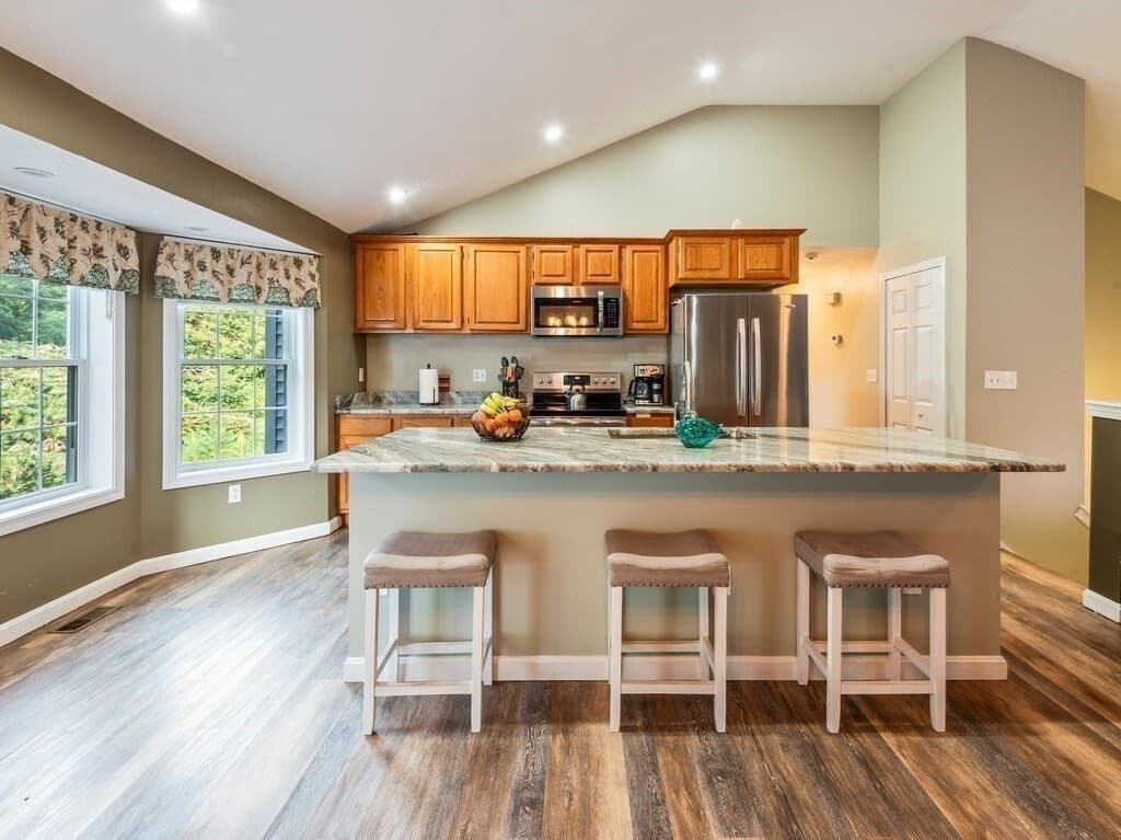 Single Family Residence at 37 Moreland Green Dr, Worcester MA 01609, Worcester, photo 4 of 38