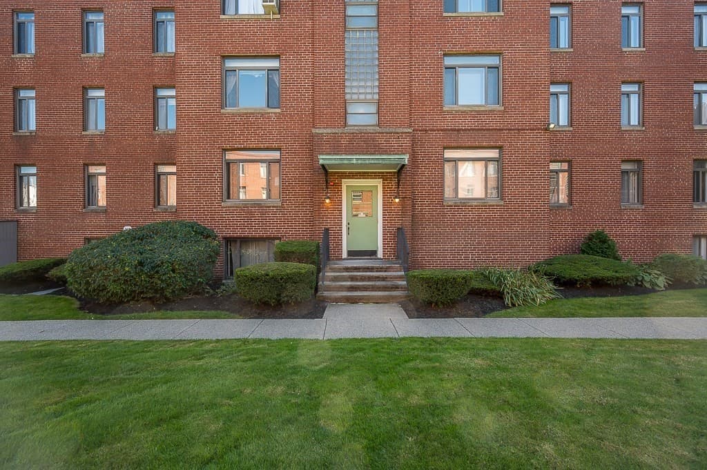 Condominium at 10 Ashland Street # 3R, Worcester MA 01609, Worcester, photo 2 of 16