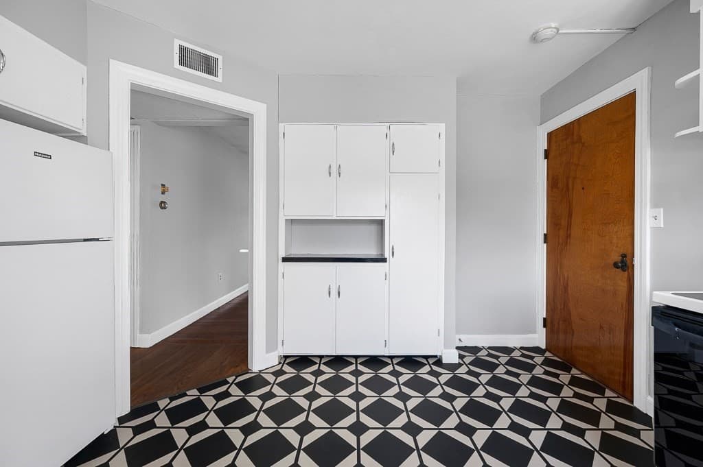 Condominium at 10 Ashland Street # 3R, Worcester MA 01609, Worcester, photo 7 of 16