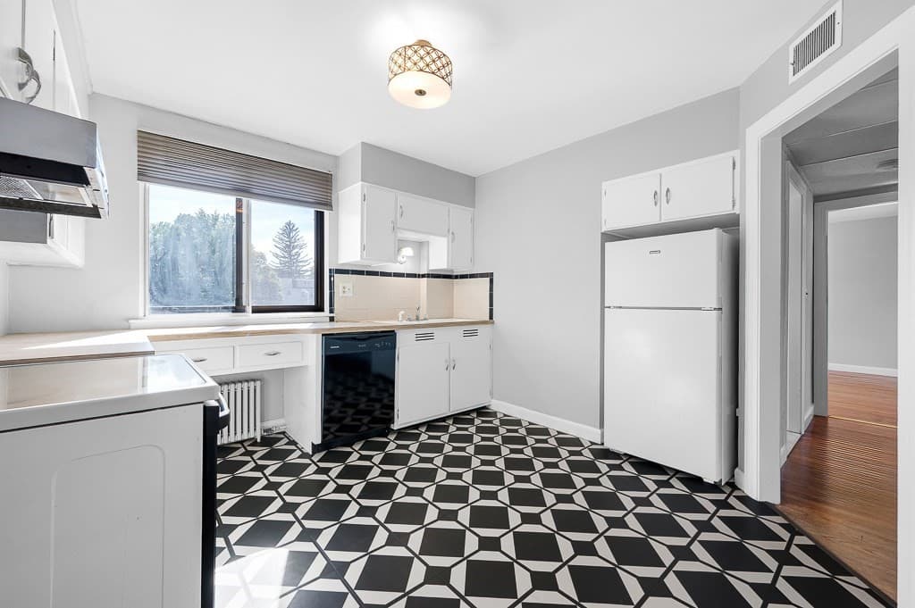 Condominium at 10 Ashland Street # 3R, Worcester MA 01609, Worcester, photo 5 of 16