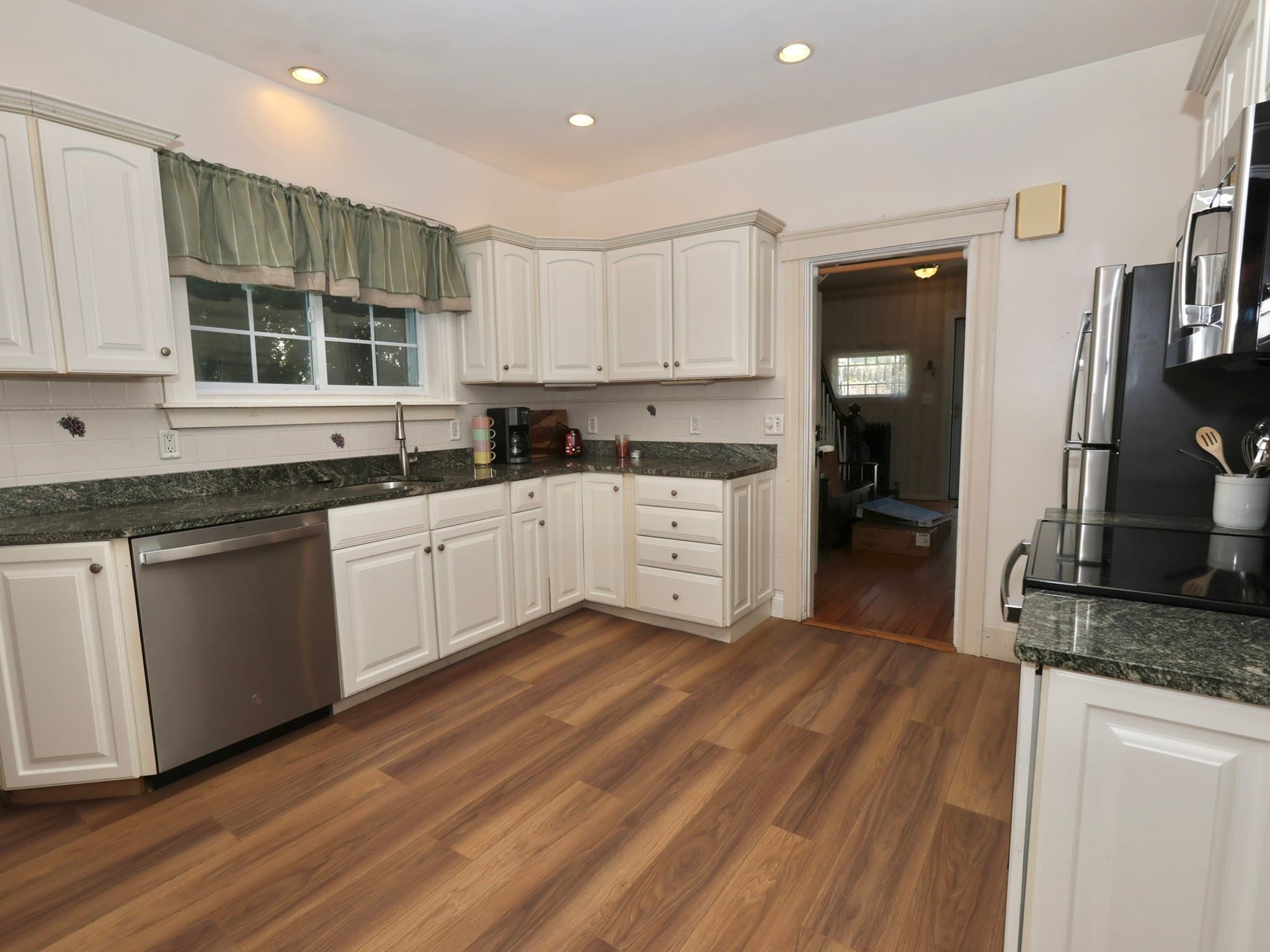 Single Family Residence at 37 Proctor St, Worcester MA 01606, Worcester, photo 5 of 18