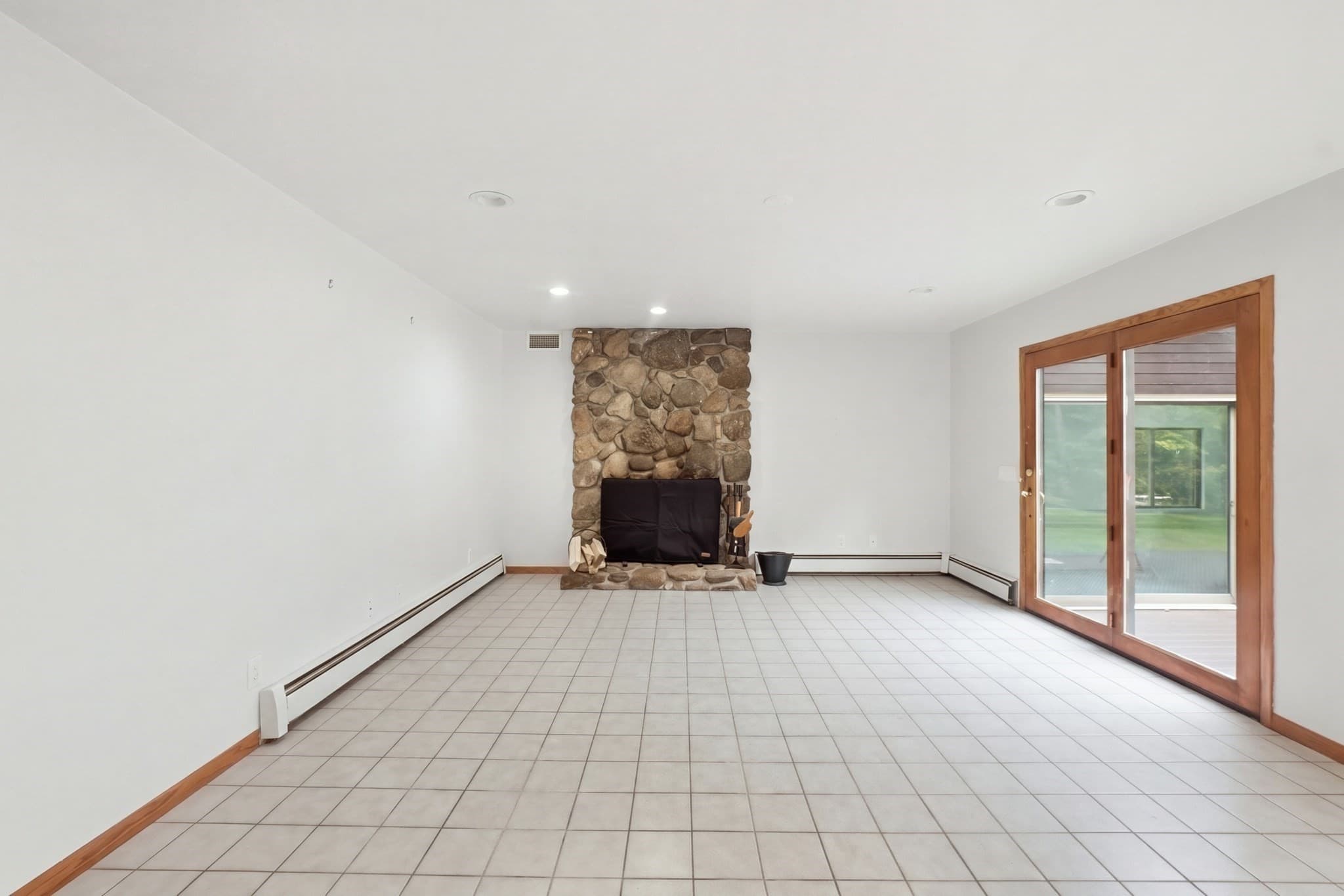 Single Family Residence at 6 Nestlewood Ln, Hubbardston MA 01452, Hubbardston, photo 13 of 42