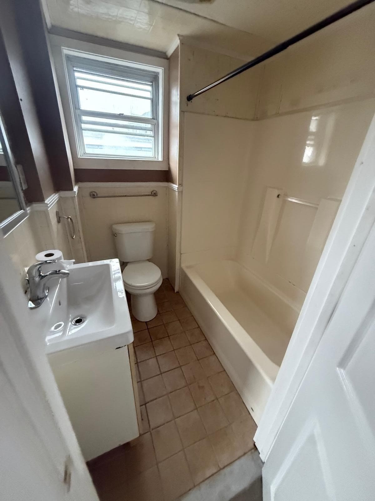 3 Family at 1846 R S Main St R, Fall River MA 02724, Fall River, photo 7 of 7