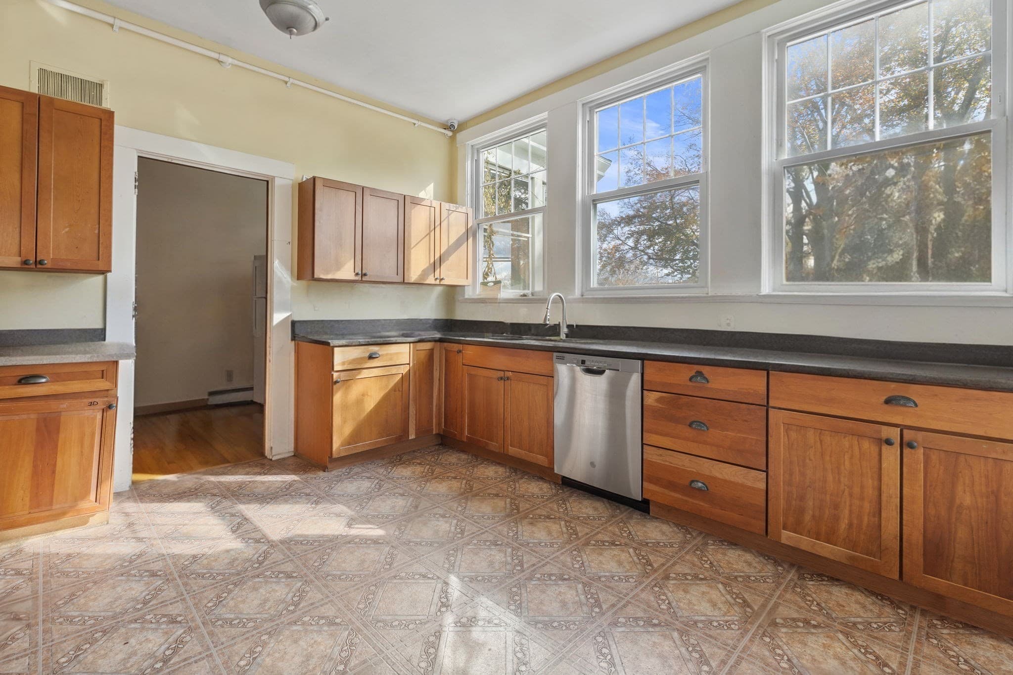 5+ Family - Rooming House at 5 Claremont St, Worcester MA 01610, Worcester, photo 9 of 38