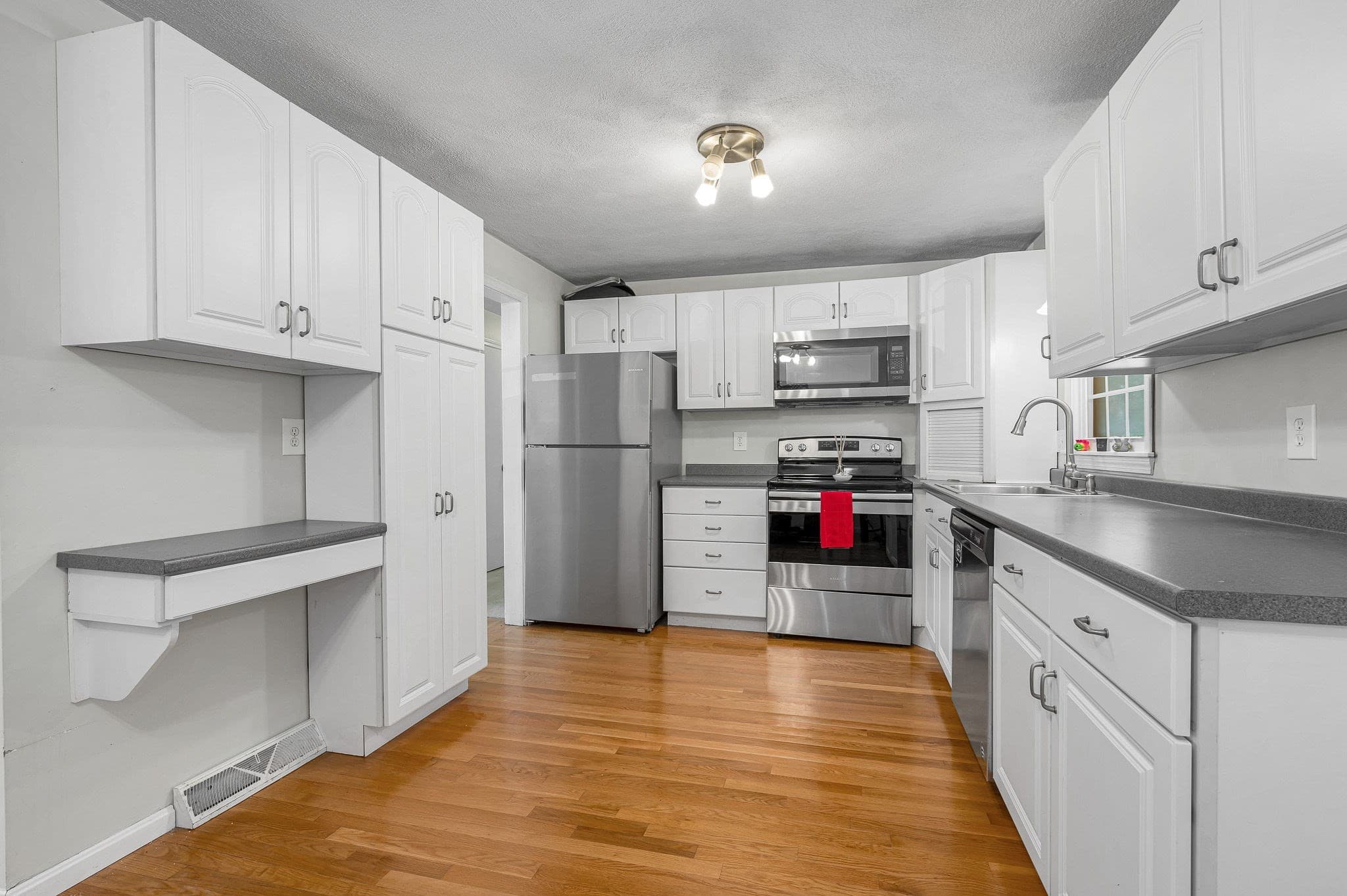 Single Family Residence at 7 Hickory Dr, Townsend MA 01469, Townsend, photo 8 of 35