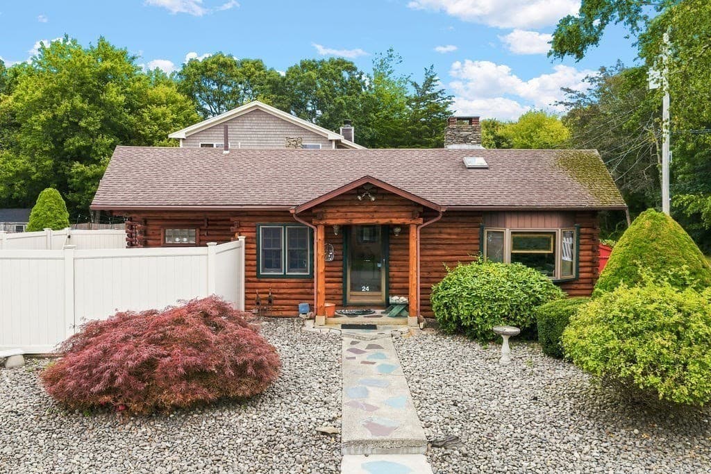 24 Fisherman Rd, Fairhaven MA 02719