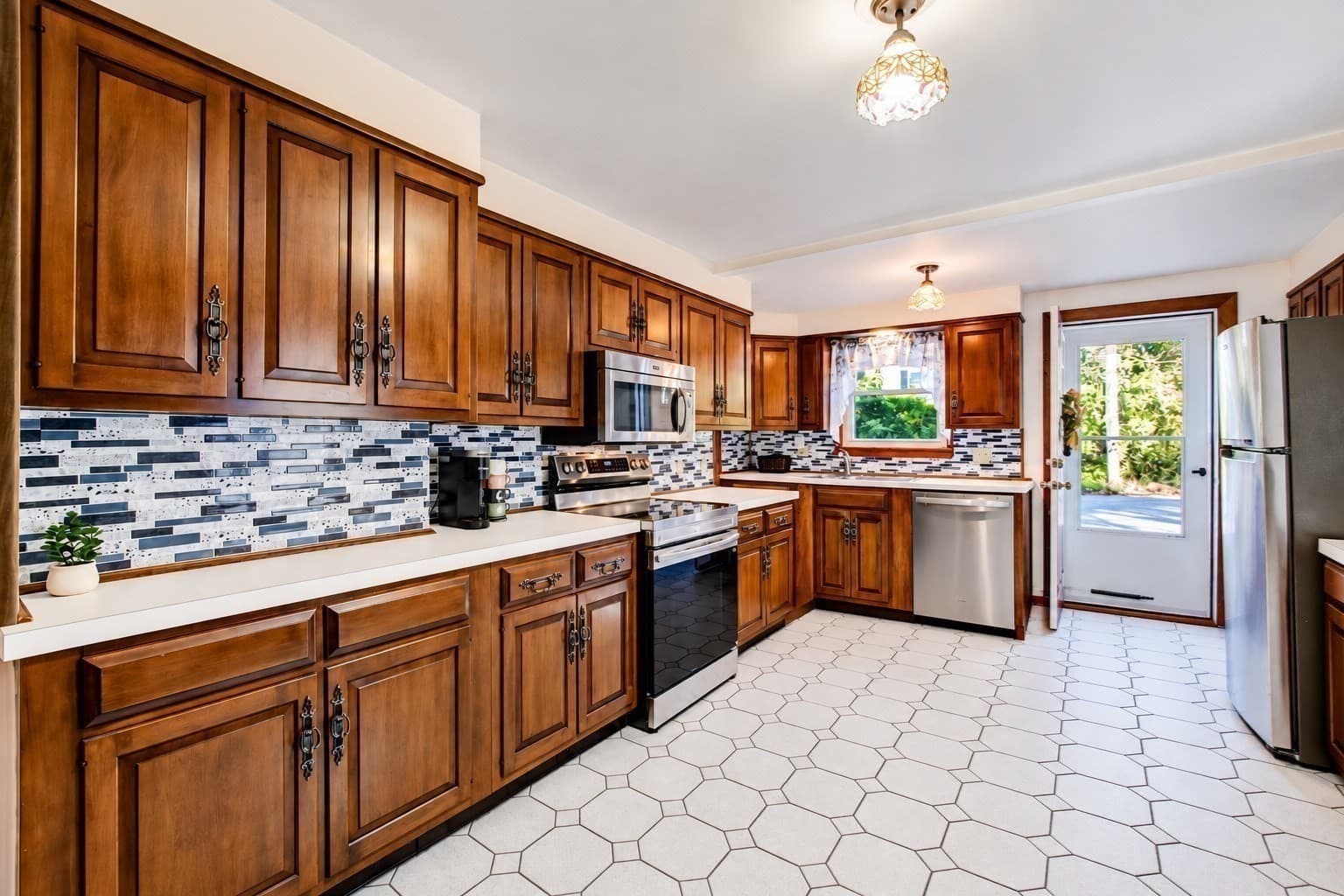 Single Family Residence at 246 Chestnut Street, Gardner MA 01440, Gardner, photo 5 of 38