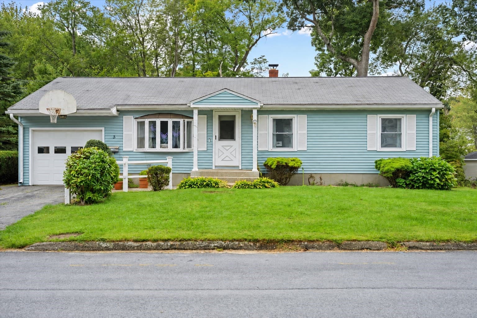 3 Vine St, Webster MA 01570