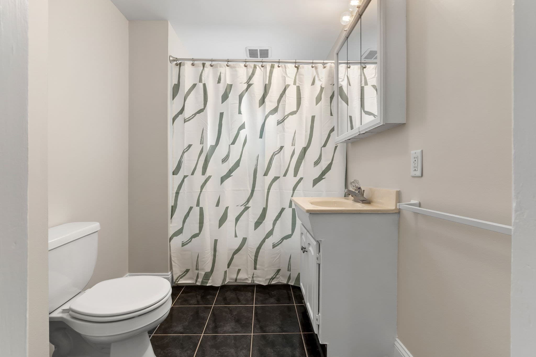 Condominium at 17-1/2 Pierce Ave., Beverly MA 01915, Beverly, photo 16 of 25