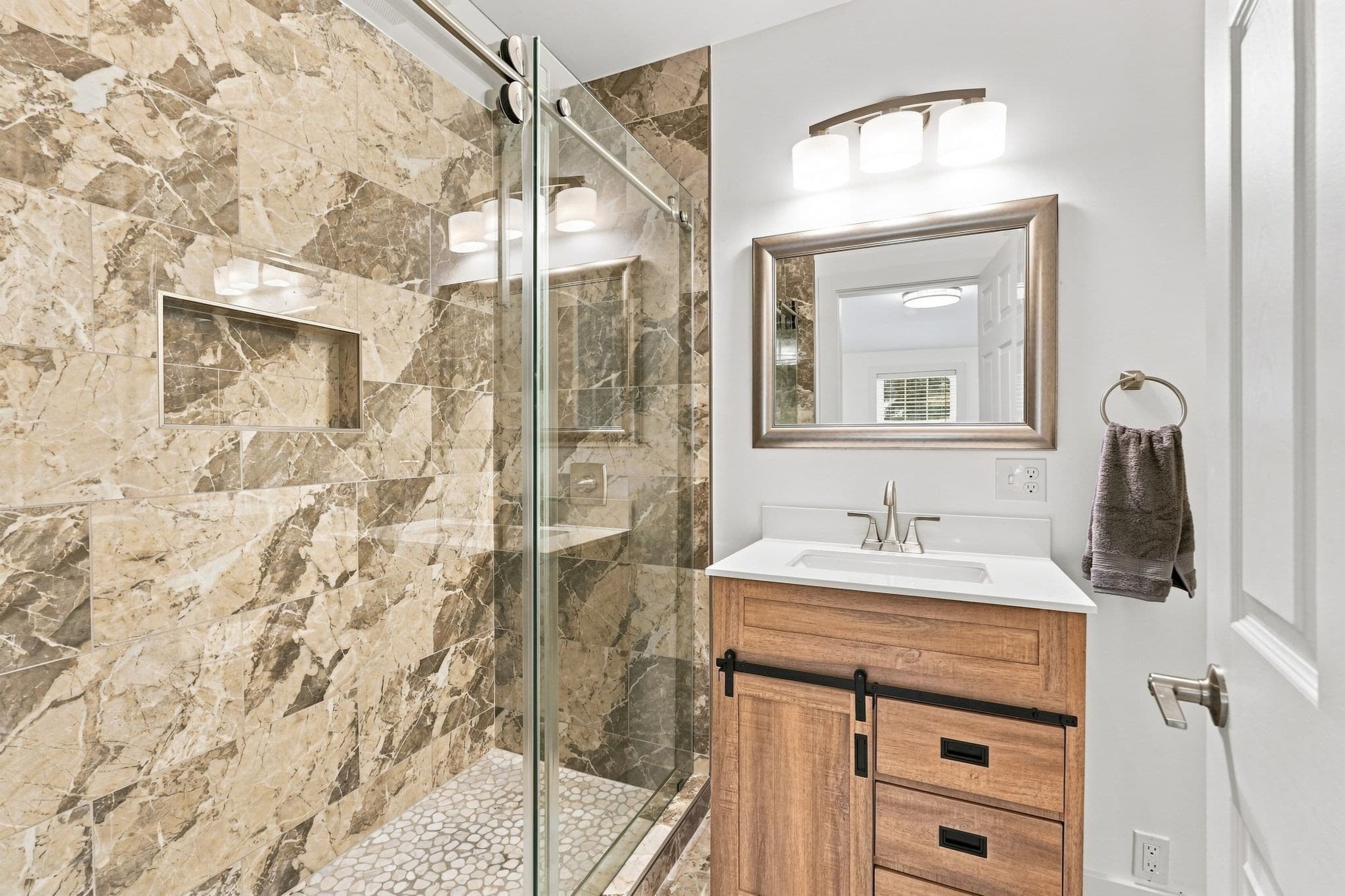 Single Family Residence at 204 River Dr, Hadley MA 01035, Hadley, photo 11 of 42