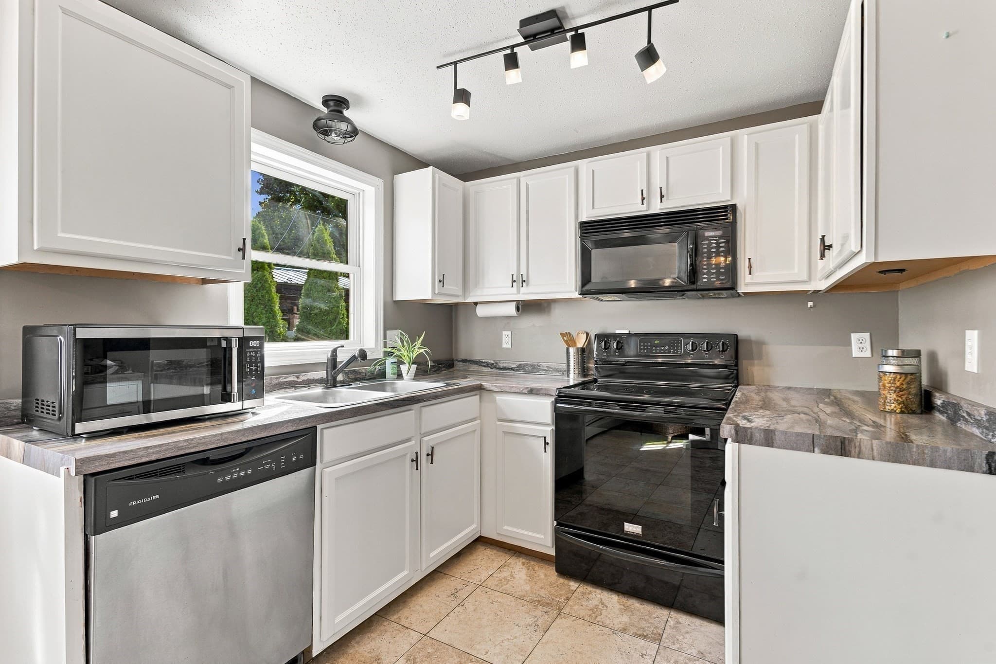 Single Family Residence at 739 County St, New Bedford MA 02740, New Bedford, photo 20 of 36