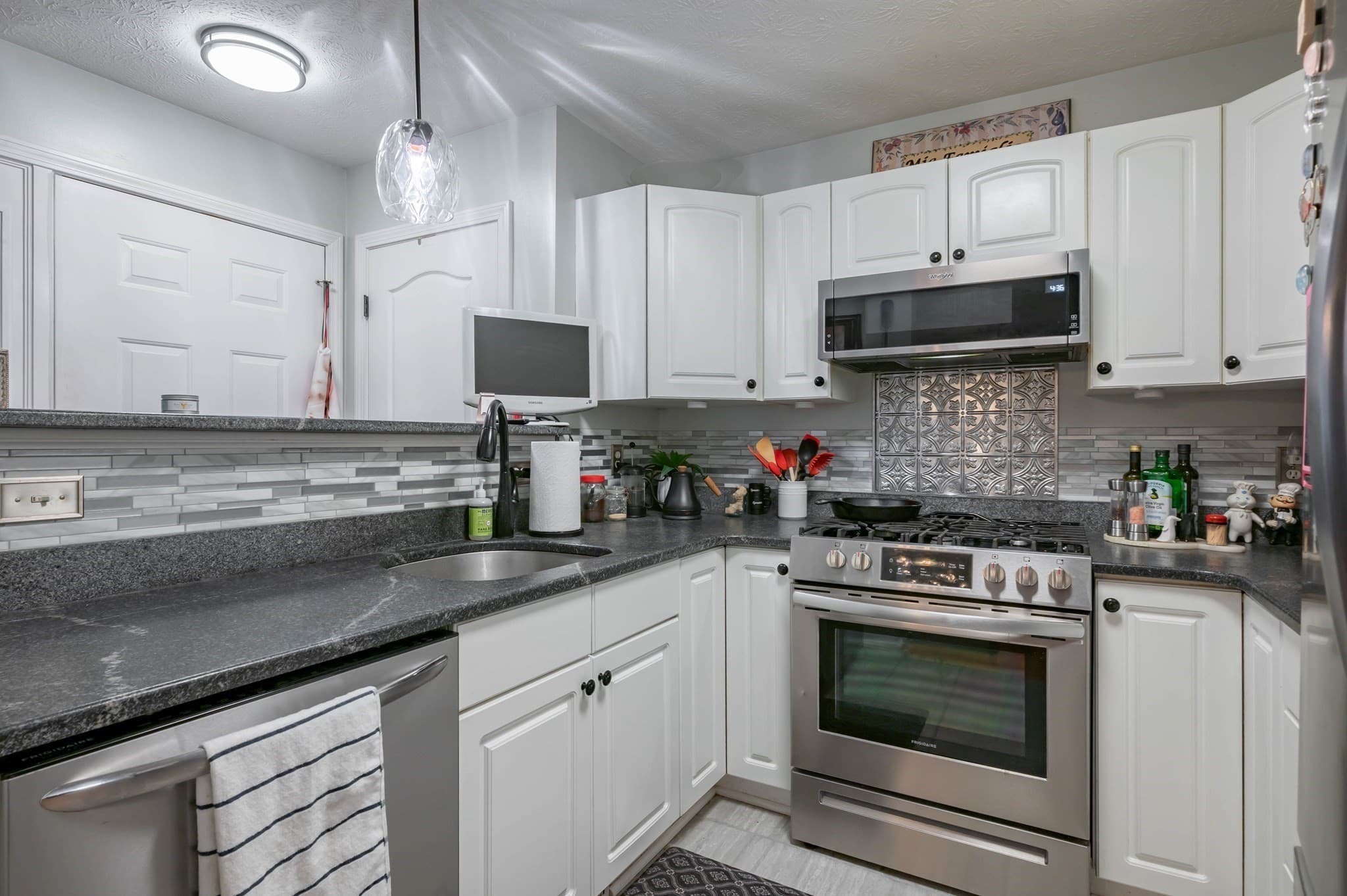 Condominium at 22 Suffolk Ct # 22, Bedford NH 03110, Bedford, photo 5 of 23