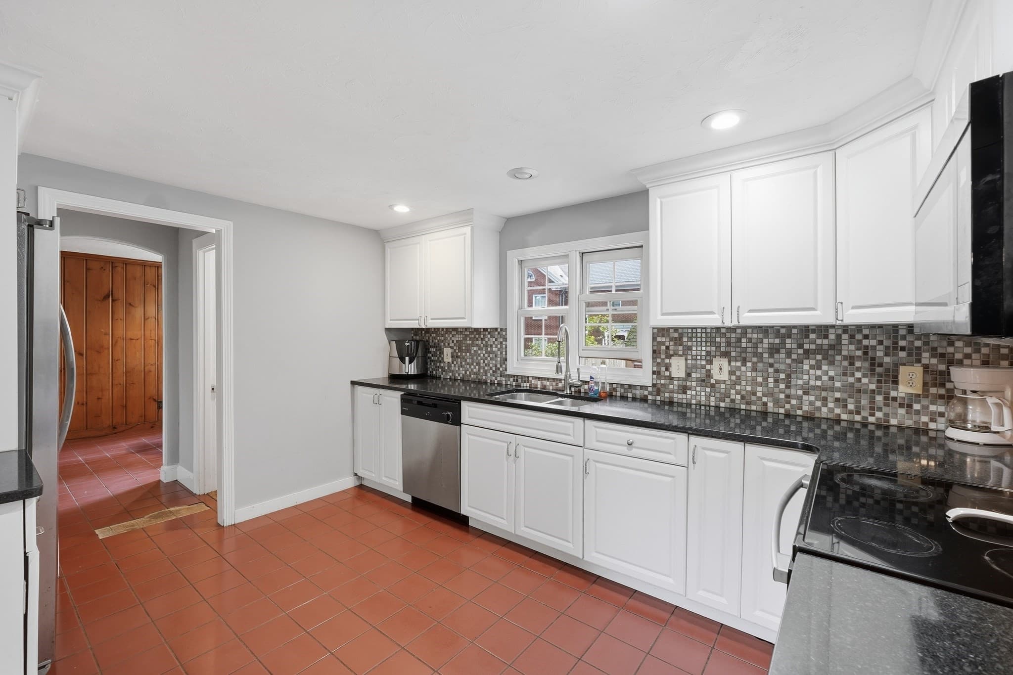 Single Family Residence at 1 Algonquin Rd, Worcester MA 01609, Worcester, photo 3 of 41