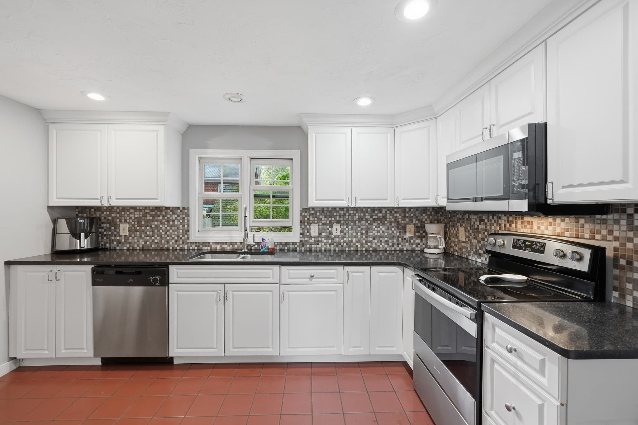 Single Family Residence at 1 Algonquin Rd, Worcester MA 01609, Worcester, photo 4 of 41