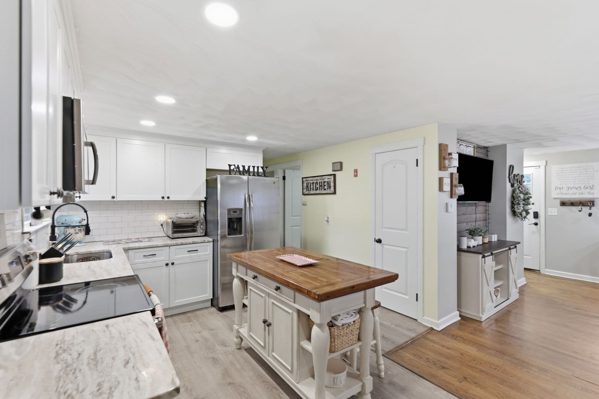 Single Family Residence at 91 Hudson St, Springfield MA 01118, Springfield, photo 8 of 30