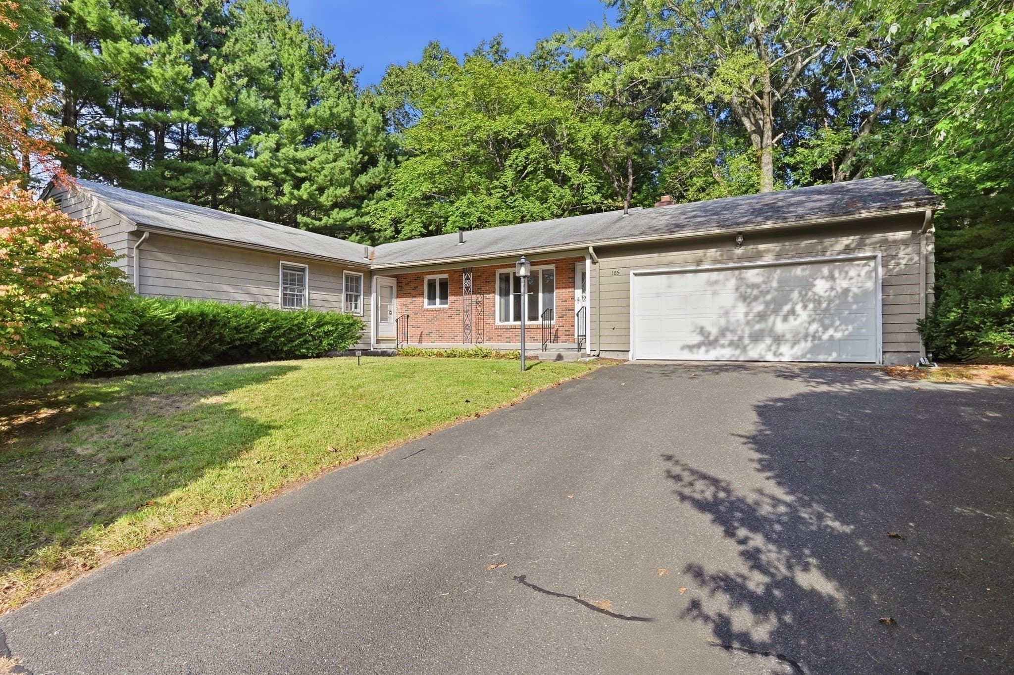 185 Redfern Dr, Longmeadow MA 01106