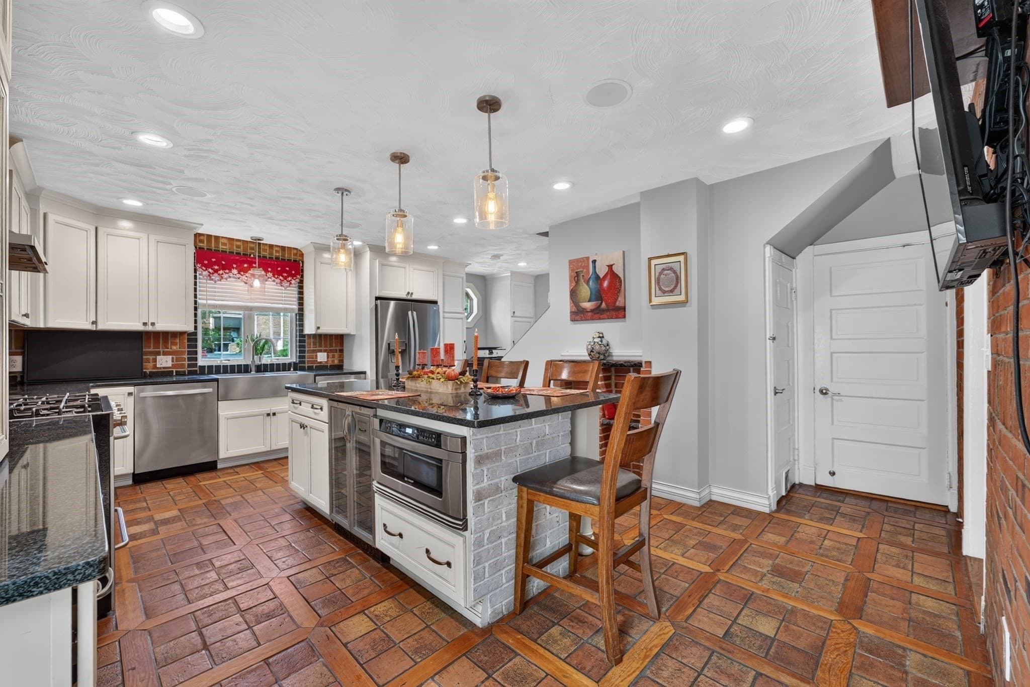 Single Family Residence at 189 Washington St, Canton MA 02021, Canton, photo 2 of 40