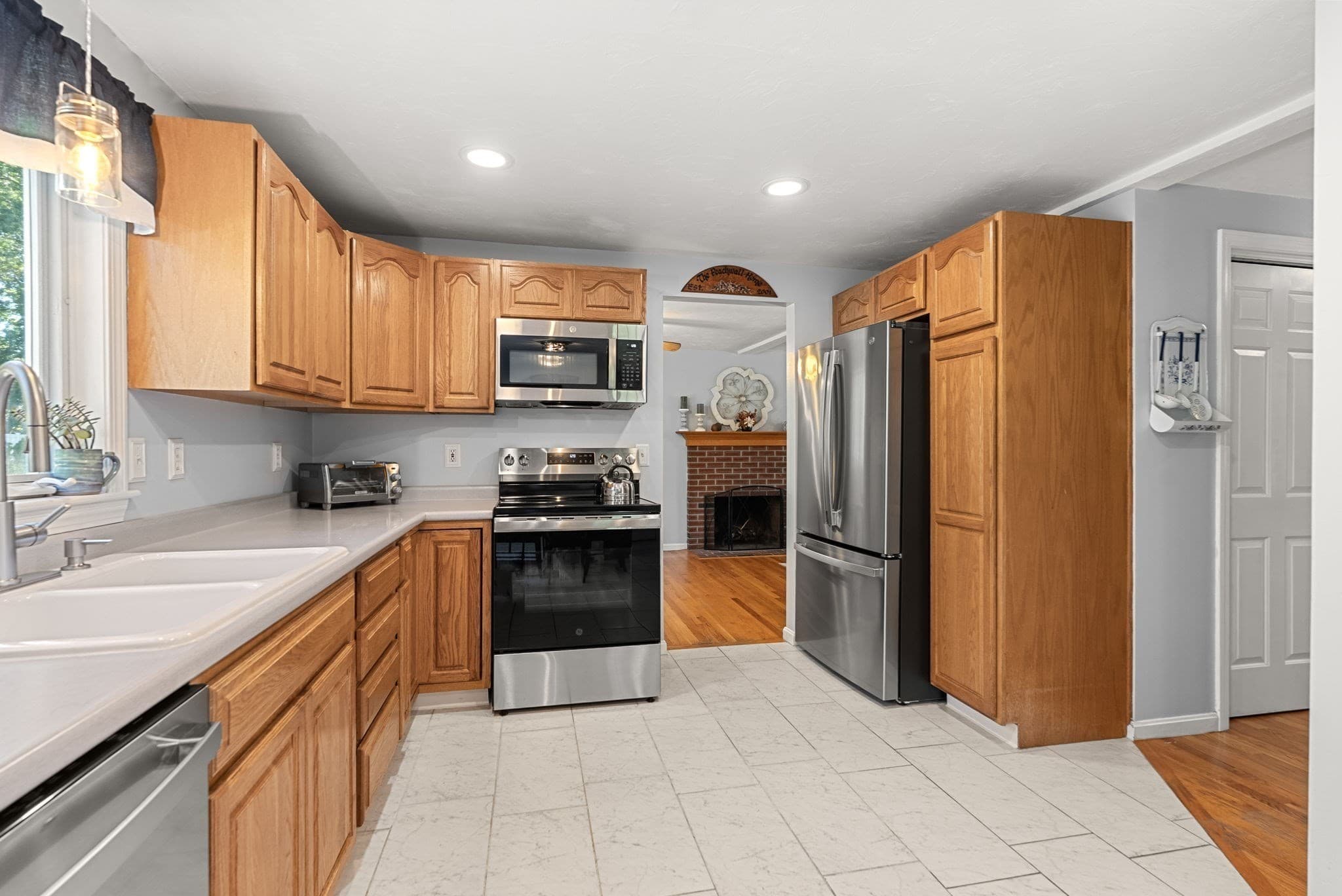 Single Family Residence at 6 Cumberland St, Attleboro MA 02703, Attleboro, photo 7 of 35