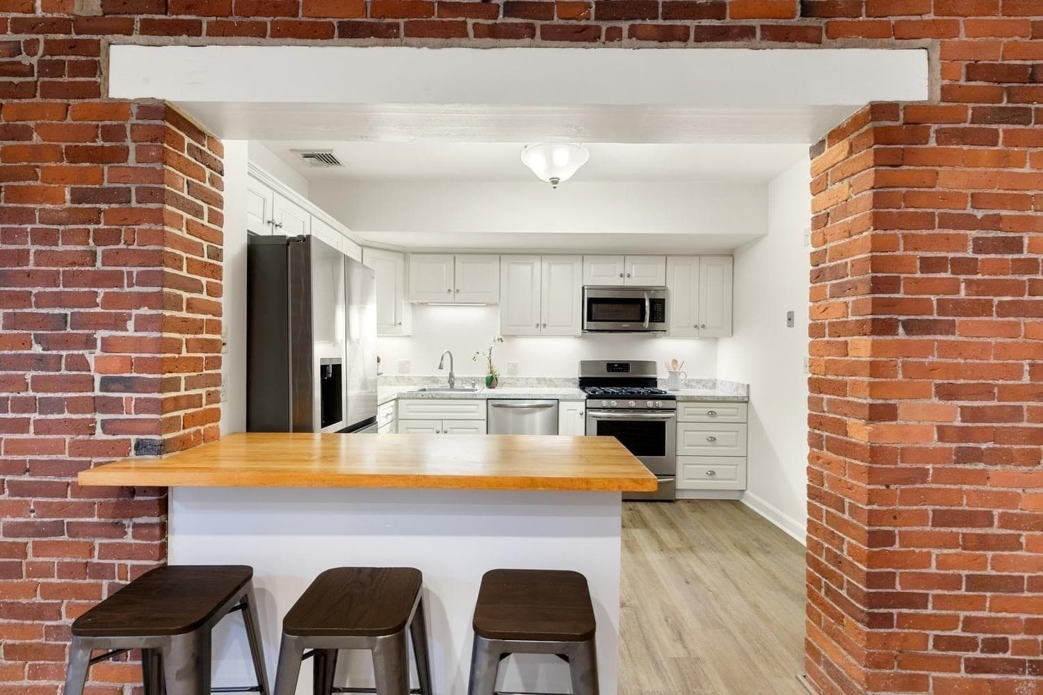 Condominium at 66 Haskell St, Beverly MA 01915, Beverly, photo 12 of 35