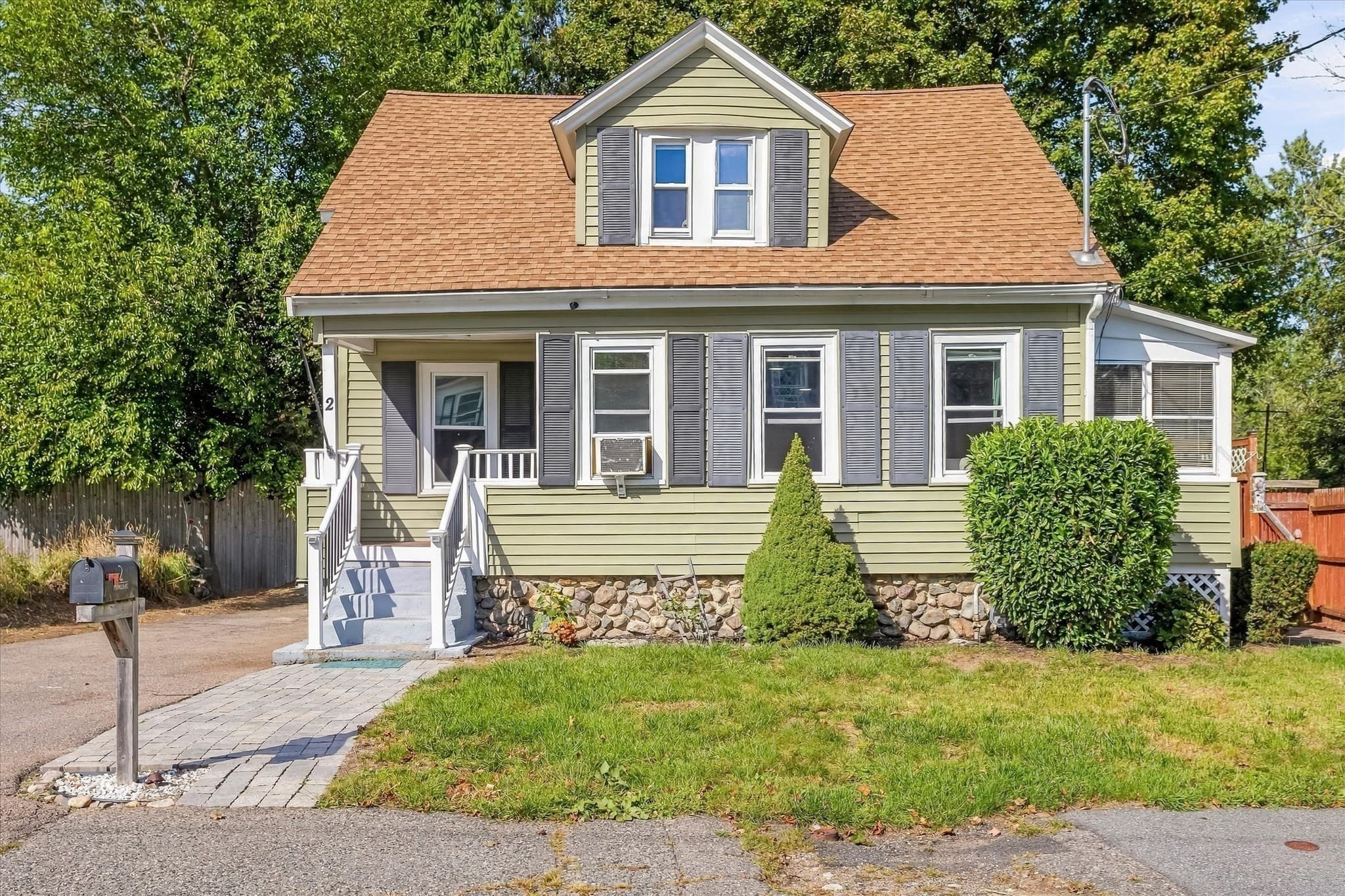 Single Family Residence at 2 Franklin Ave, North Attleboro MA 02760, North Attleboro, photo 2 of 27