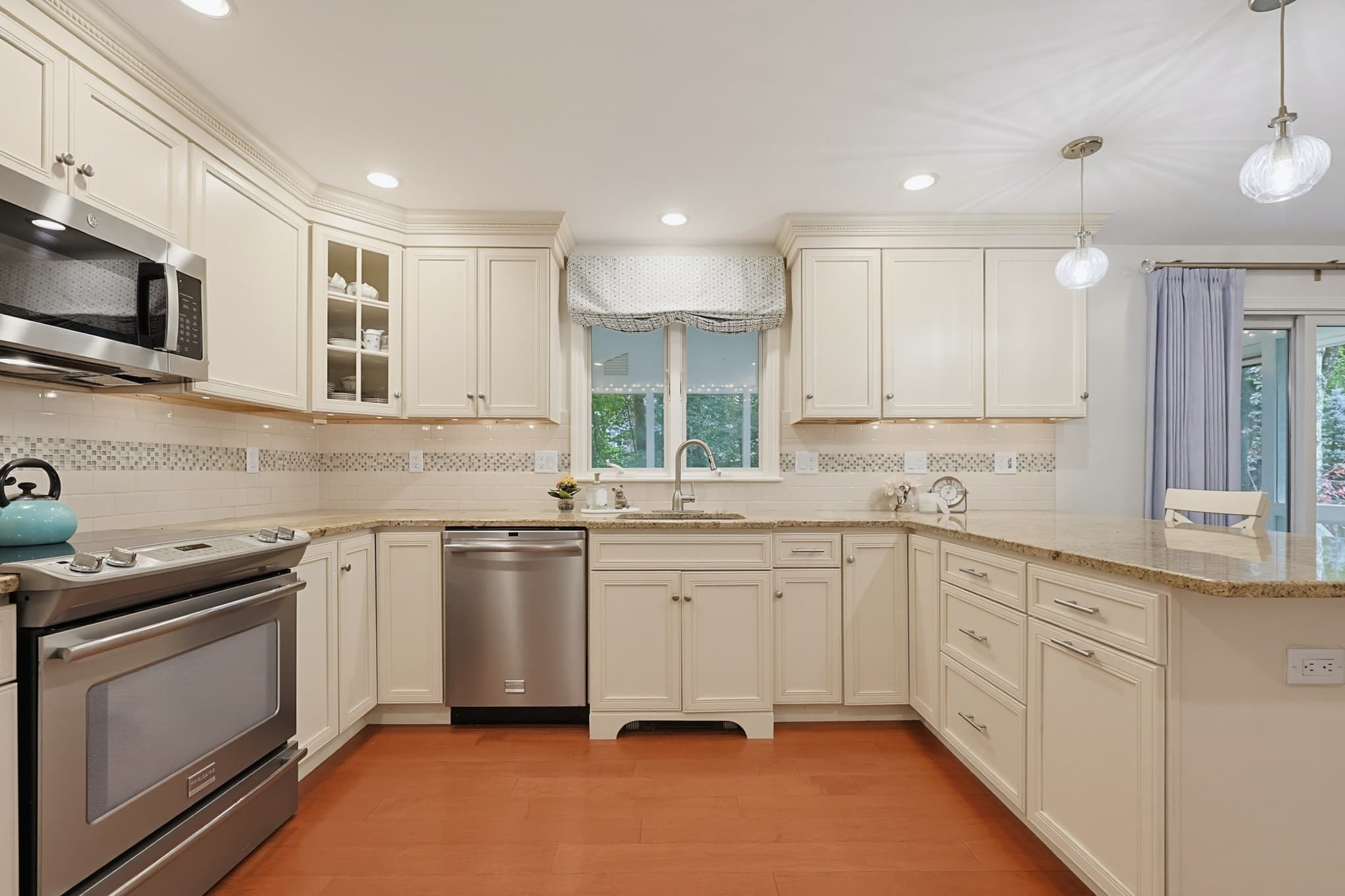 Single Family Residence at 45 Surrey Dr, Mansfield MA 02048, Mansfield, photo 7 of 39