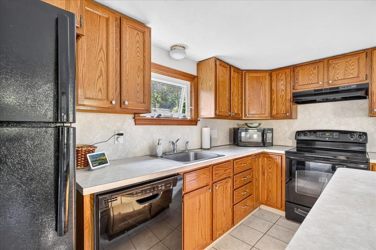 Single Family Residence at 33 White Horse Rd, Plymouth MA 02360, photo 13 of 41