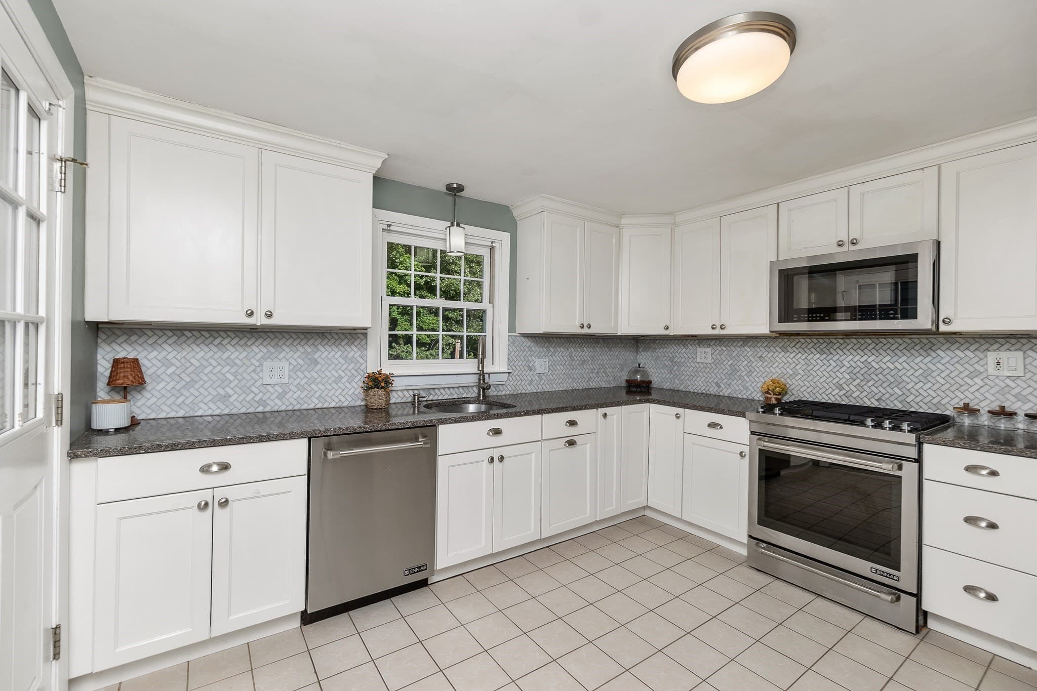 Single Family Residence at 105 Beach St, Foxboro MA 02035, Foxboro, photo 2 of 30