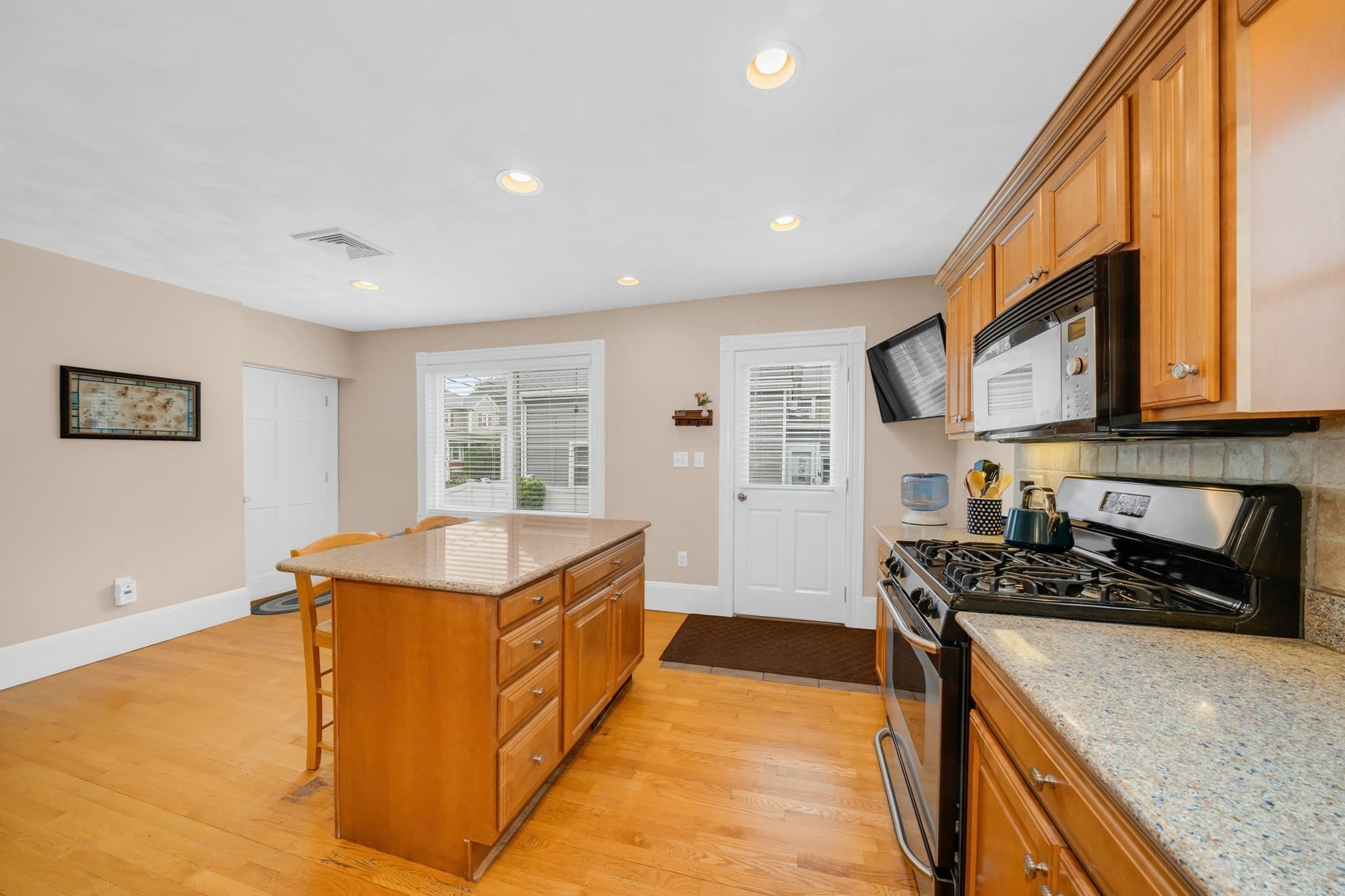 Single Family Residence at 21 Kernwood Ave, Beverly MA 01915, Beverly, photo 10 of 42