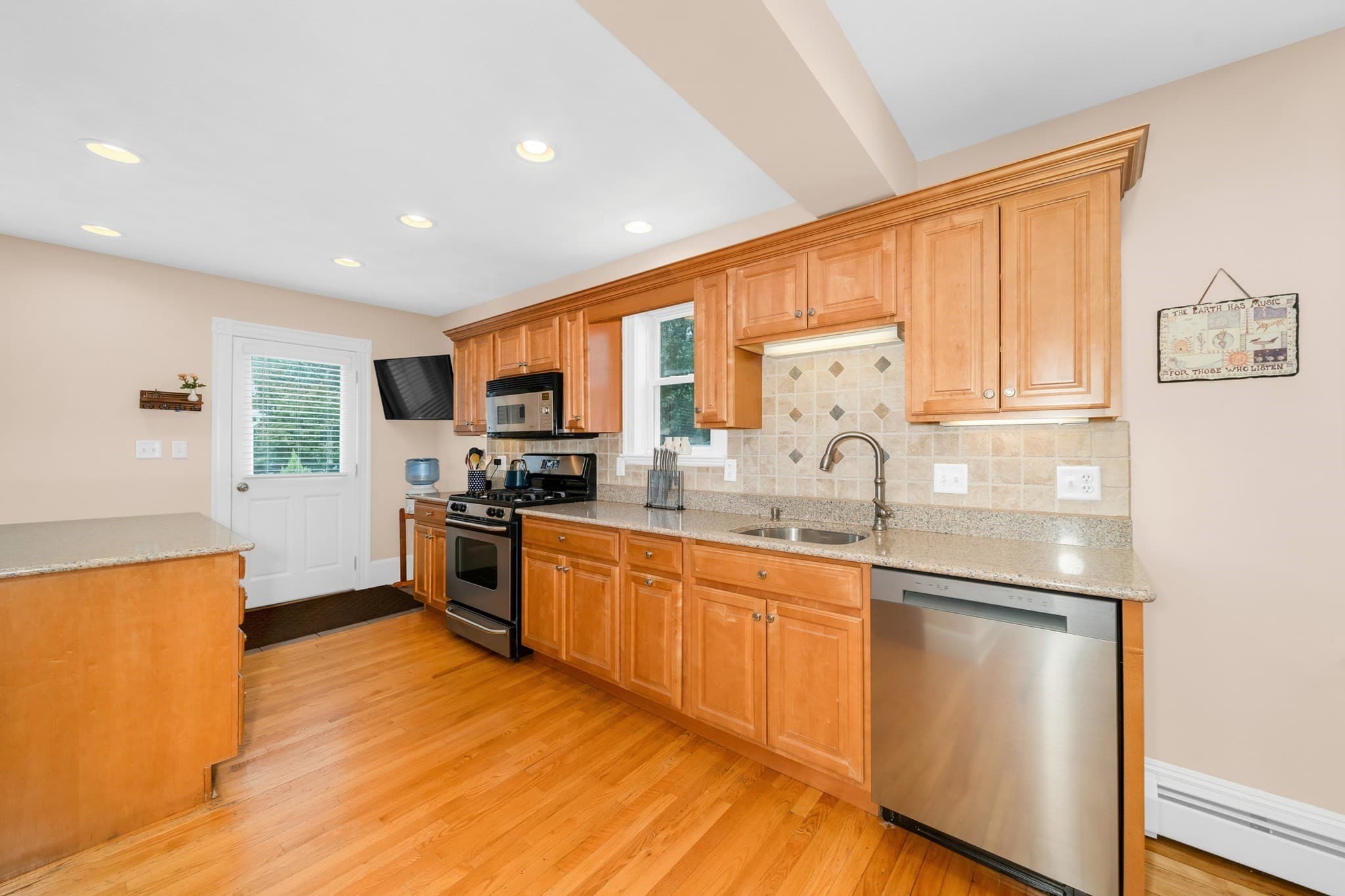 Single Family Residence at 21 Kernwood Ave, Beverly MA 01915, Beverly, photo 11 of 42