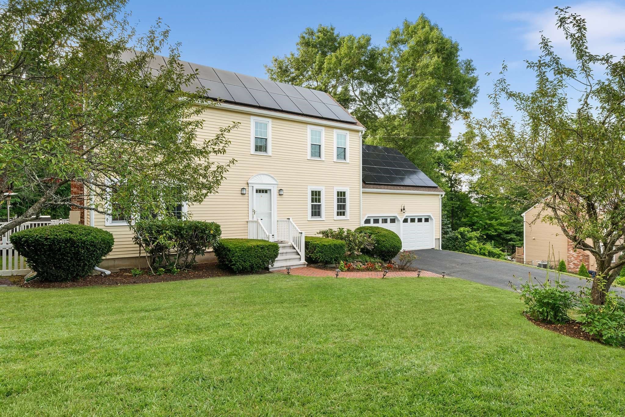 Single Family Residence at 392 Old Farm Rd, Franklin MA 02038, Franklin, photo 2 of 25